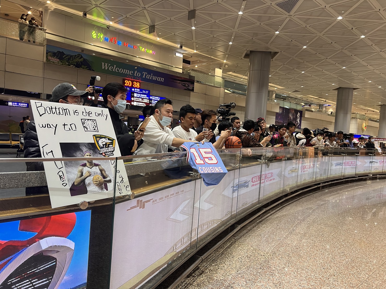 NBA球星抵台  卡爾森低調不想被接機仍有近百熱情球迷守候