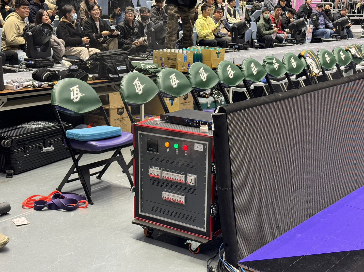 T1》獵鷹雲豹戰插曲不斷　威力暈眩倒地、設備冒煙比賽短暫停止