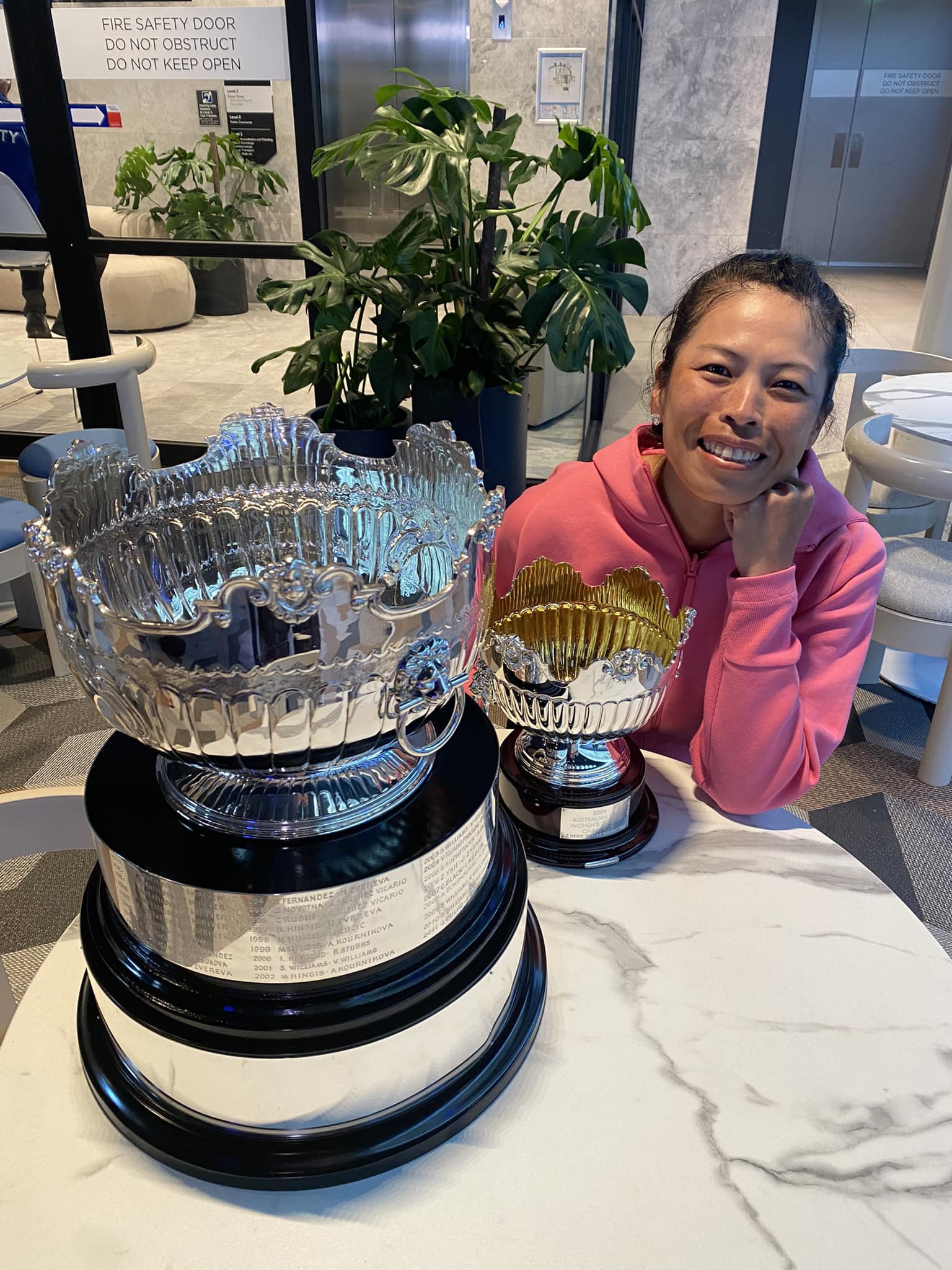 澳網》謝淑薇臉書秀獎盃　神回：倒進香檳是不錯選擇