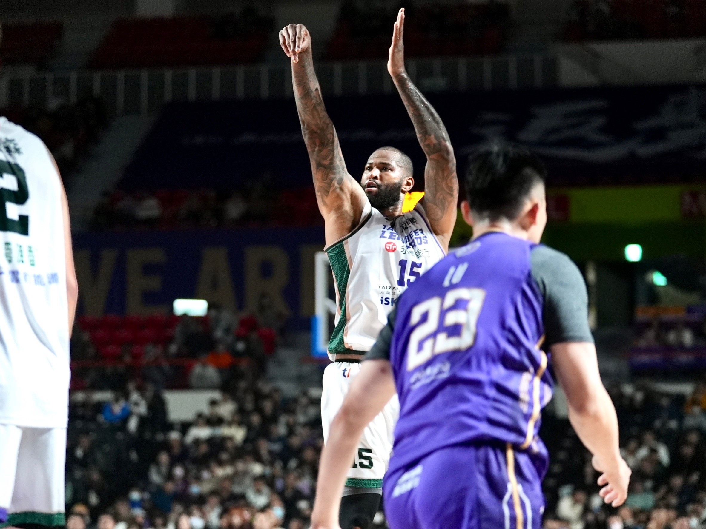 籃球》卡森斯只打上半場　隊友拱他上場他笑著裝傷