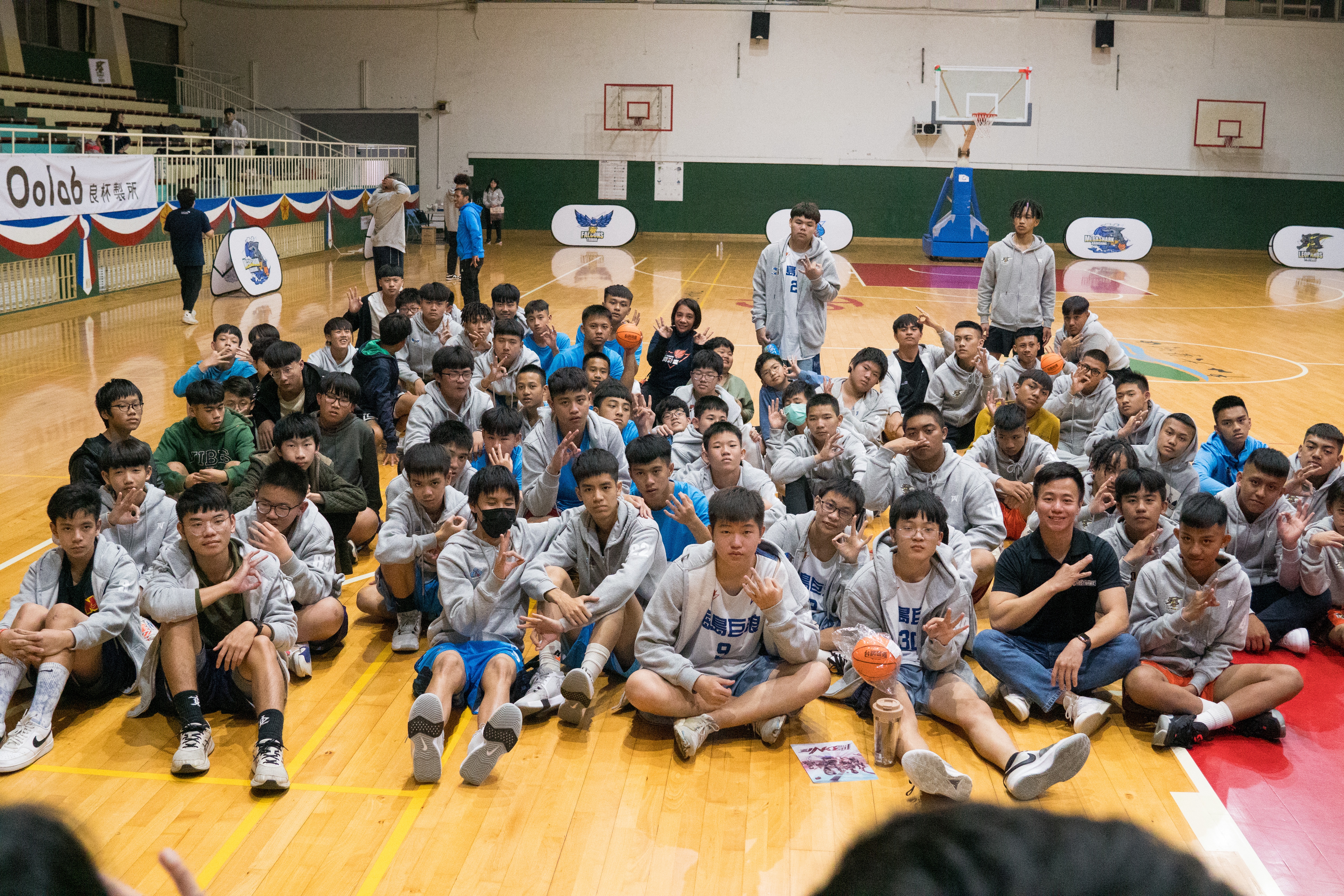 T1》歲末年終送愛心　獵鷹支持學童籃球夢