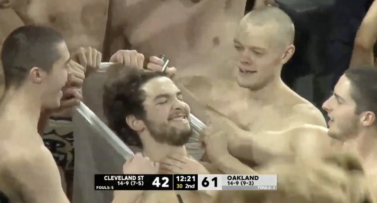 NCAA》干擾罰球出怪招　竟在籃框後剃光頭（影）