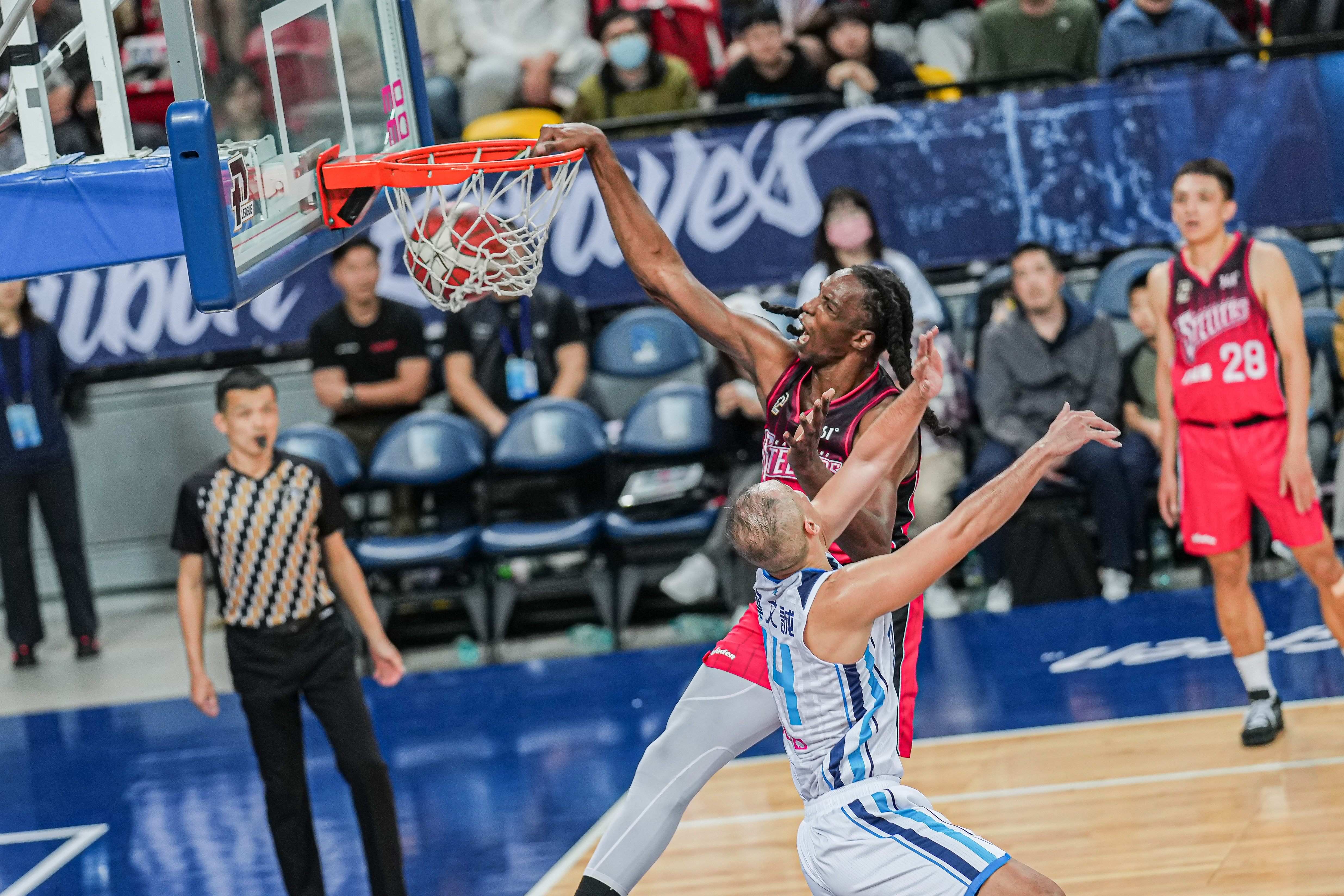 PLG》塔壁被打到鼻子濺血　鋼鐵人落後20分