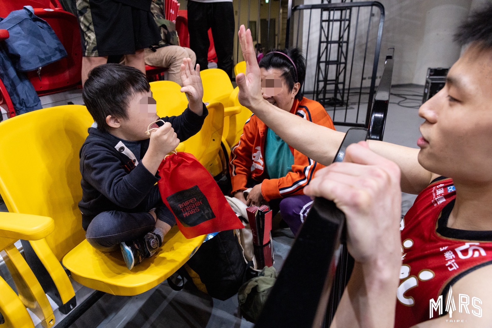 T1球星迎新年》林秉聖暖心  要陪小朋友打球、帶弱勢兒童吃大餐    