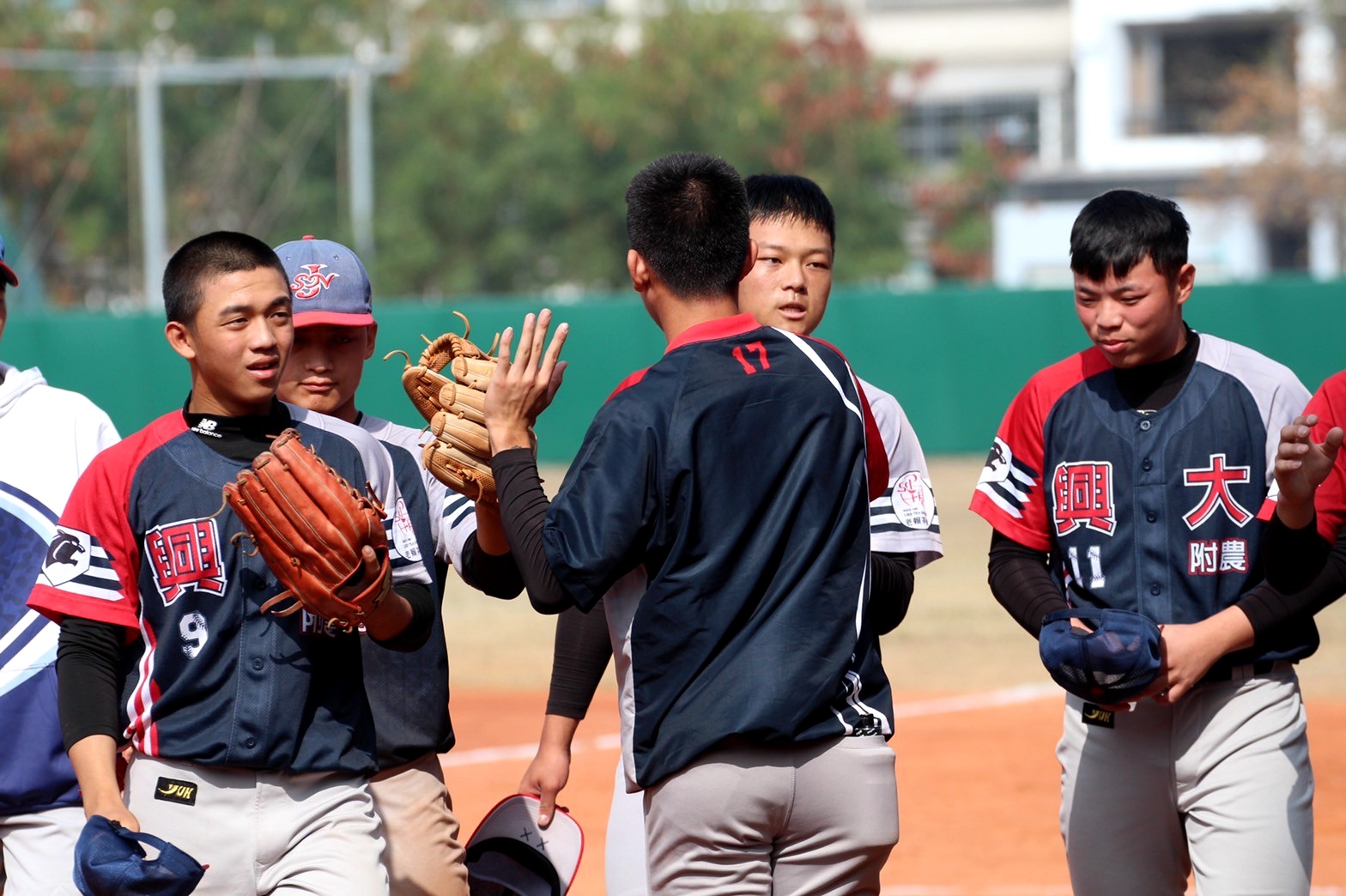 高中木聯》大學長張育成休賽季曾返母校指導　興大附農明戰三民高中驗收成果