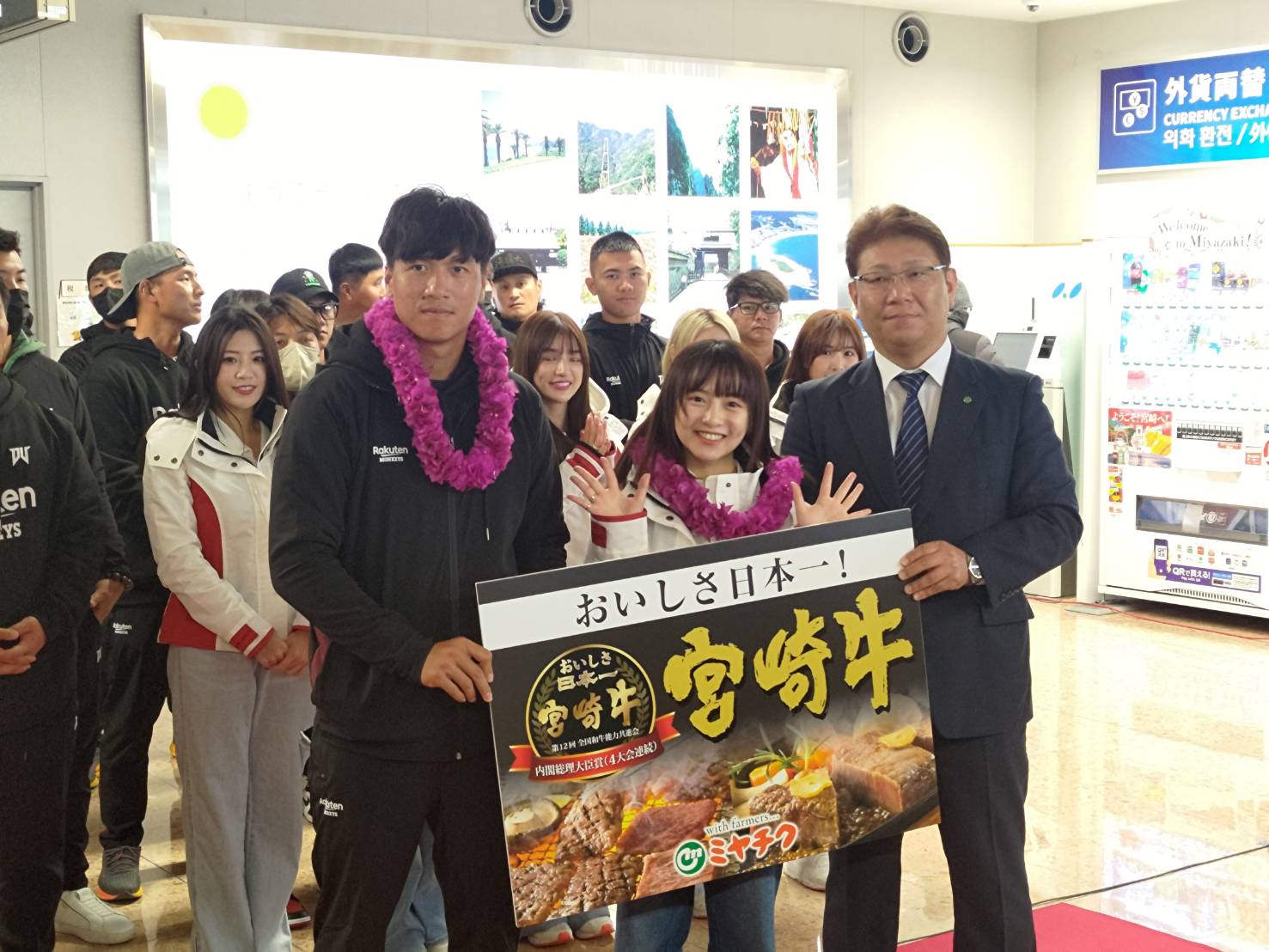 樂天移訓》桃猿到宮崎由觀光局長接機　致詞後直接工商宮崎牛