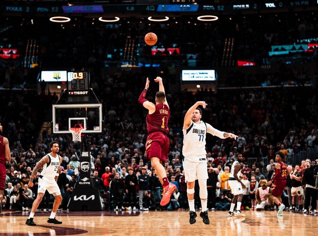 NBA》18公尺史上第二遠　Max Strus三分球絕殺獨行俠