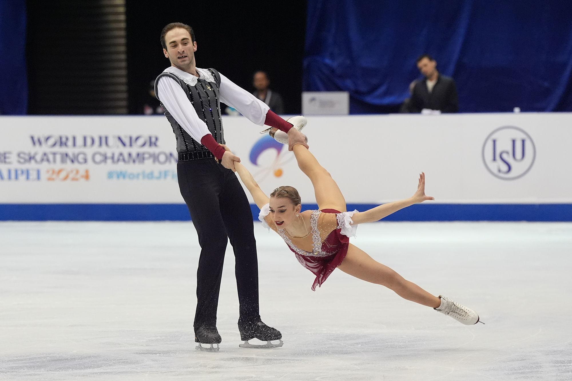 花滑》喬治亞雙人驚險摘金　美國搭檔銀得開心