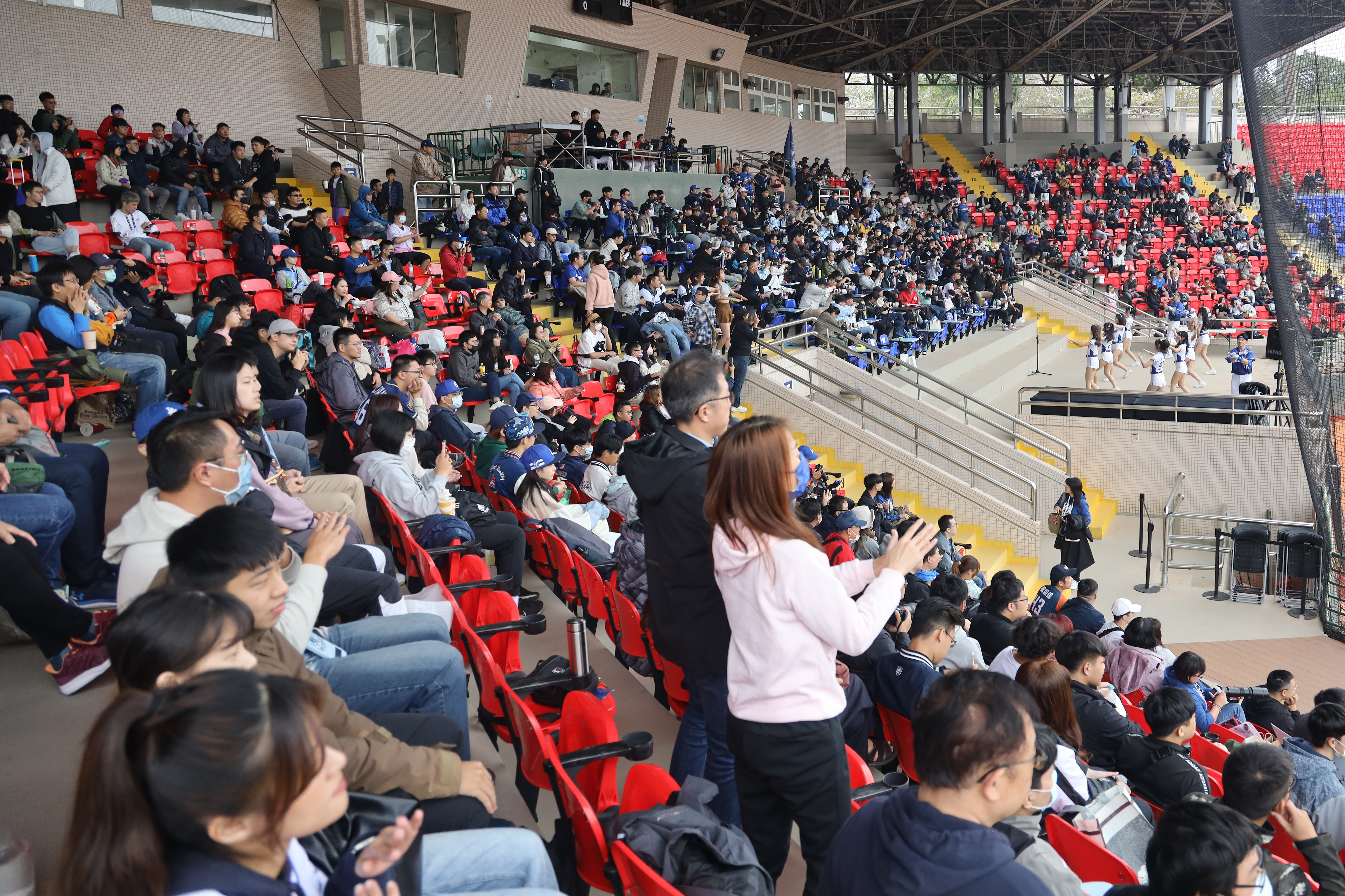 富邦春訓》富邦戰SSG有富邦啦啦隊還有商品部　近2000人進場