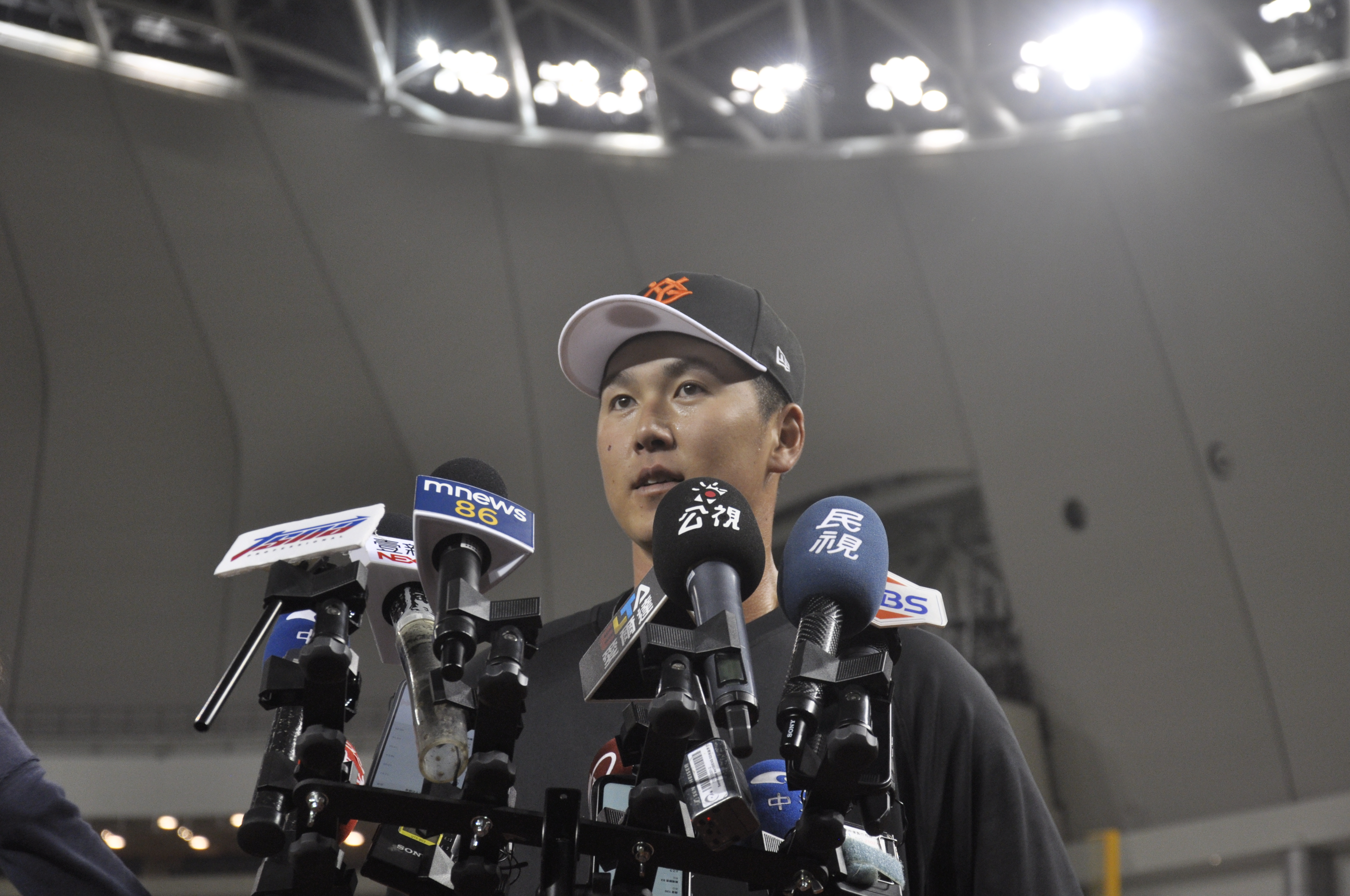 巨人90》200公分秋広優人聯訪麥克風架太低還彎腰   2局敲安打回歷史性第1分