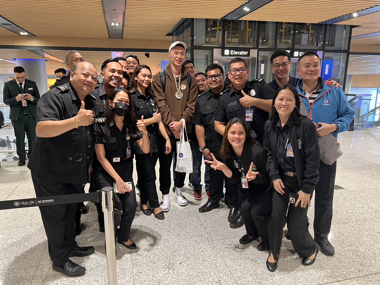 東超》林書豪率國王抵達菲律賓　受當地球迷熱烈歡迎