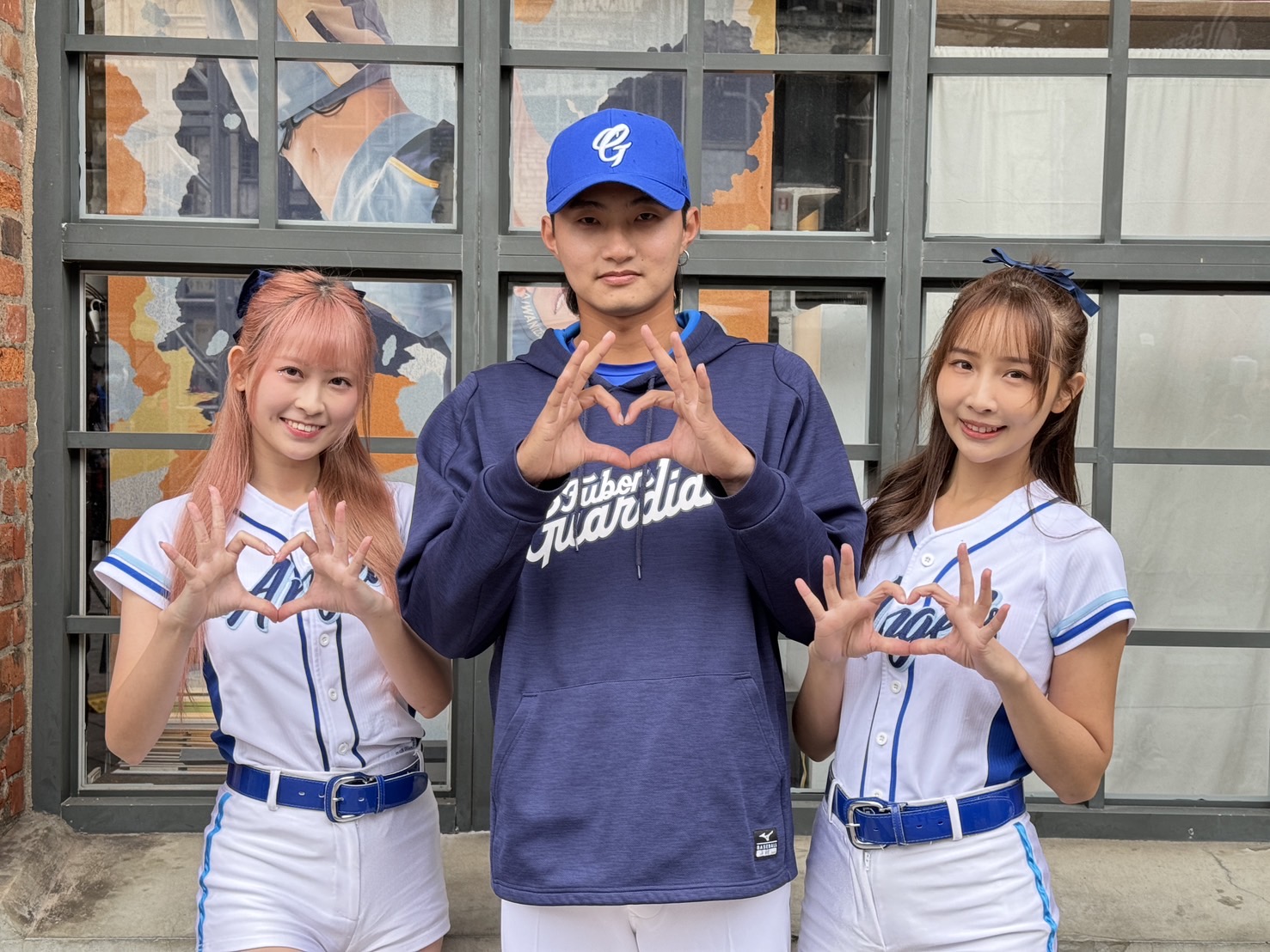李東洺跟富邦Angels參加活動。富邦悍將提供