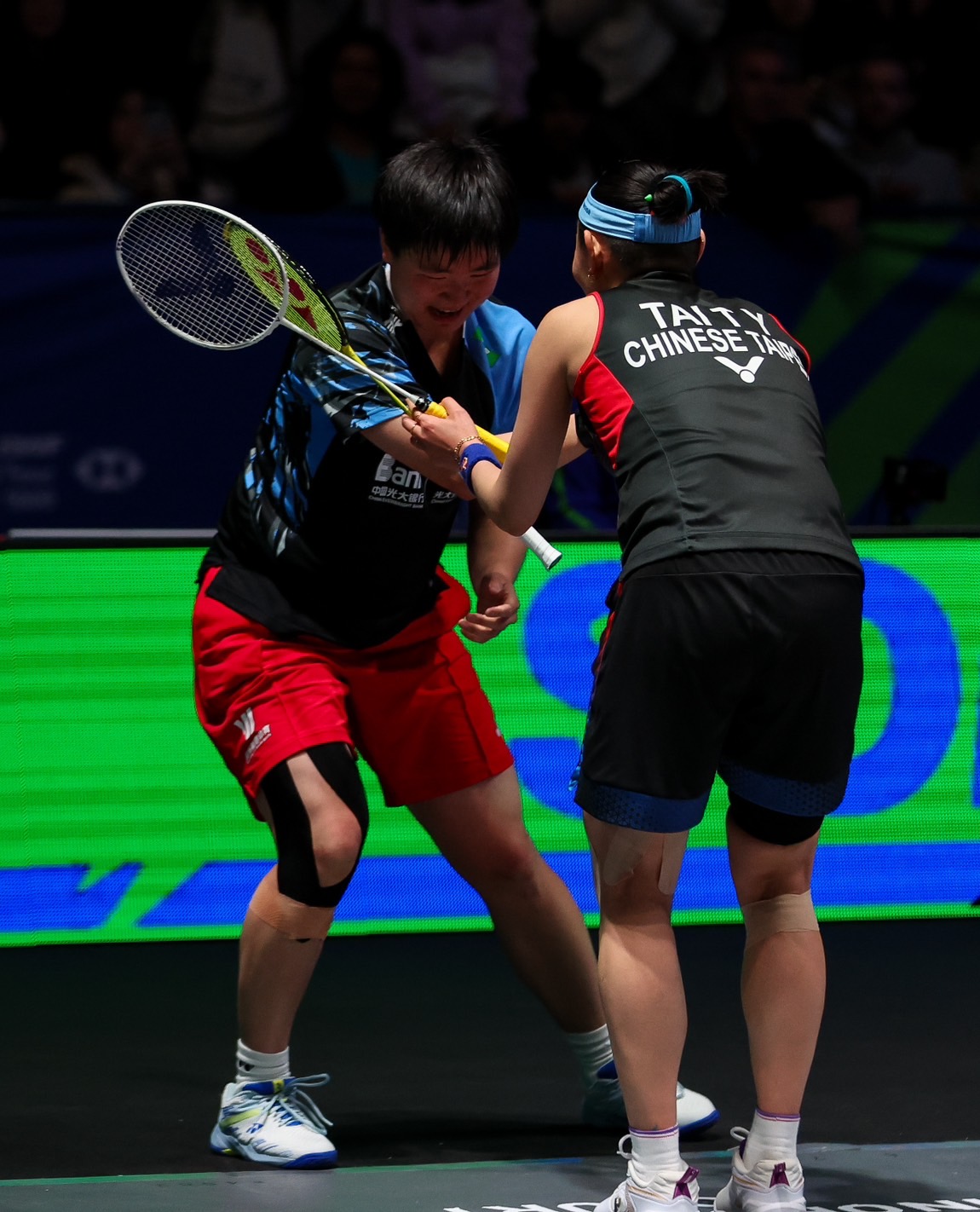 全英賽》英雌惜英雌　戴資穎賽後攙扶何冰嬌擔心受傷　