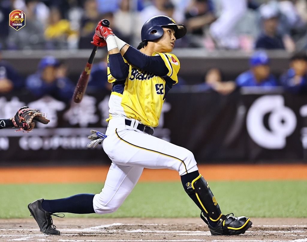 中信兄弟》棒球不是一個人打的！　平野惠一大讚岳政華美技守備