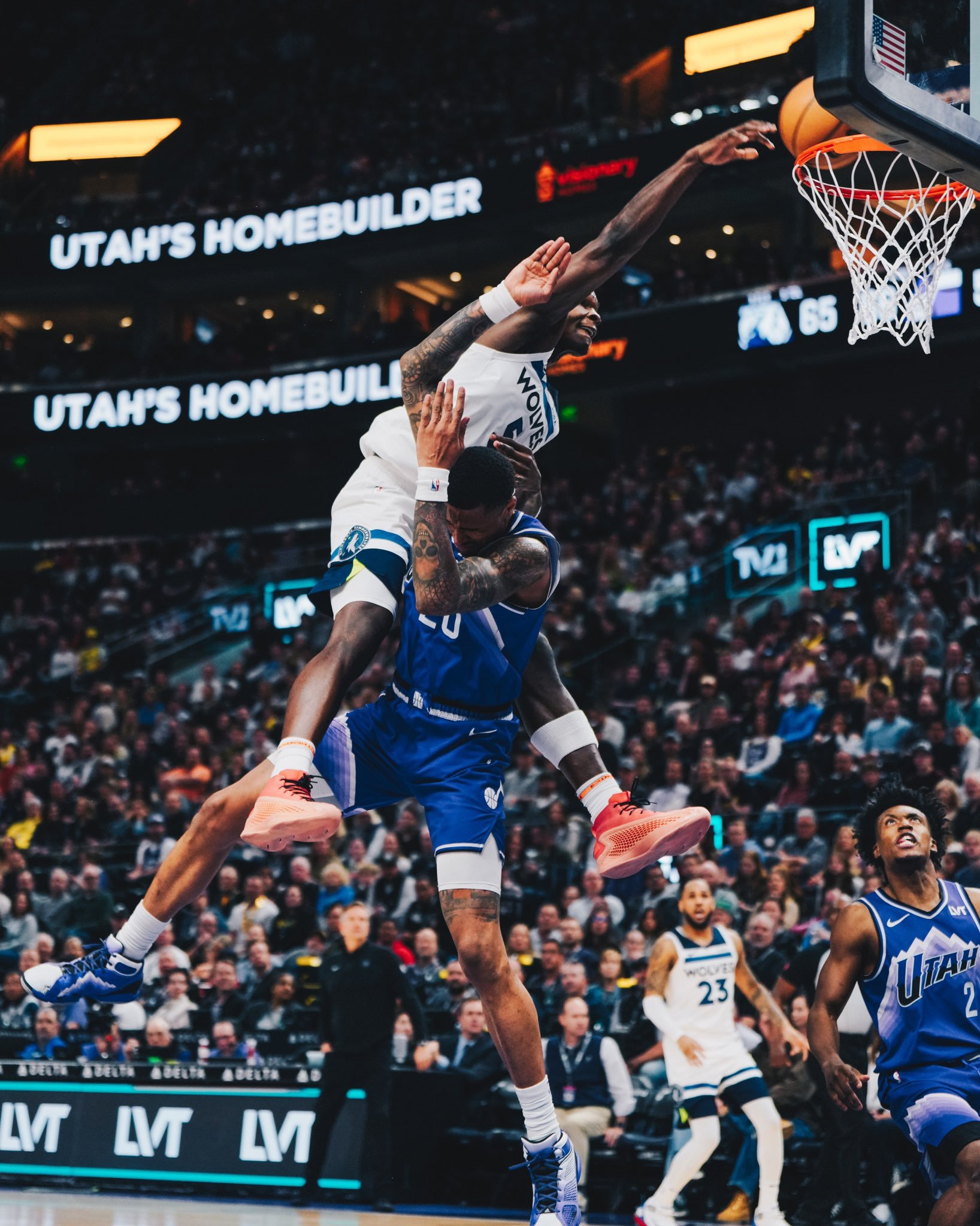 NBA》Edwards驚天一灌手指脫臼　調整好後又上場比賽