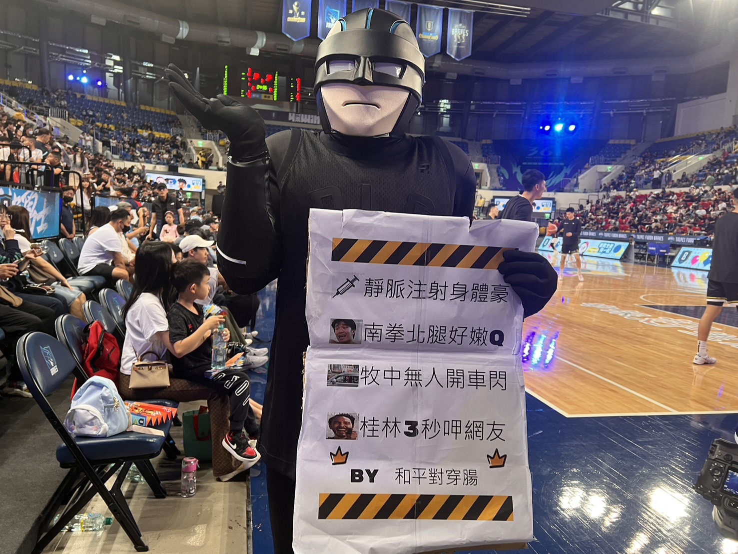 PLG》球迷超「嘴」海報　勇士吉祥物比爾場邊舉