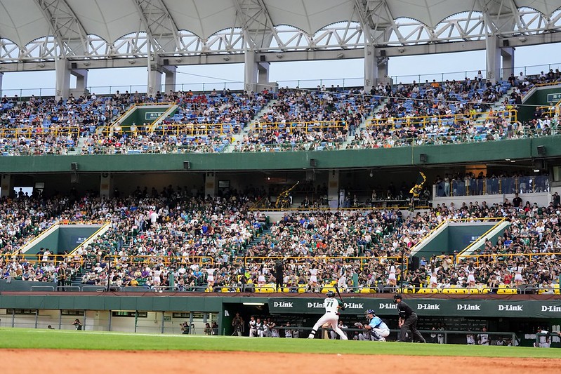 台鋼雄鷹》全壘打打到外野球迷緊急就醫　球團負擔所有醫療費用