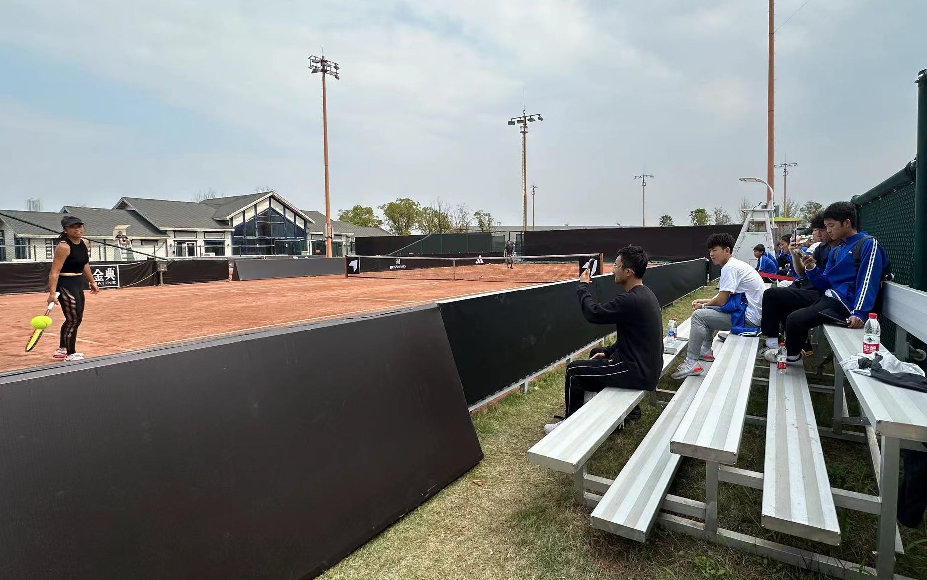 網球》金恩盃亞大區一級　謝淑薇沒有找陪練員　與哥哥、日本教練練球