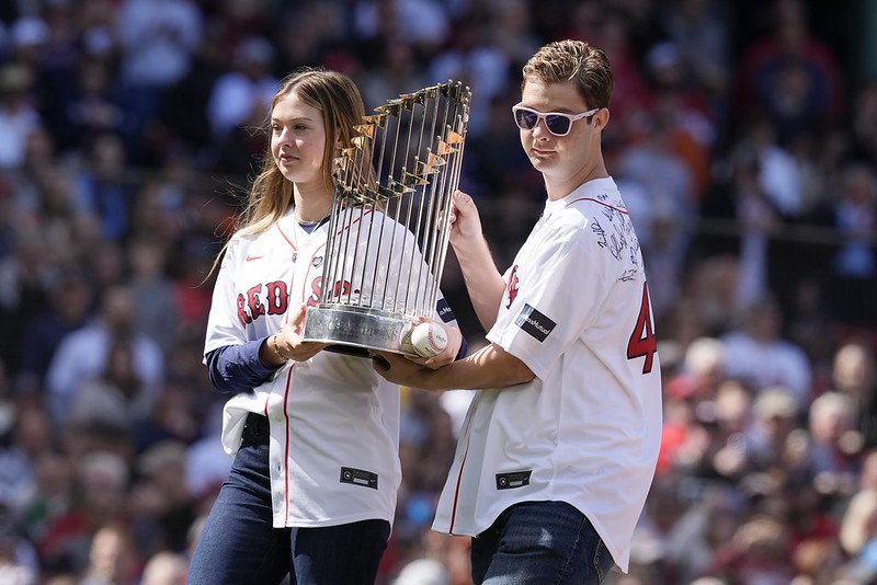 MLB》紅襪04年冠軍成員齊聚主場開幕戰　獎盃獻Wakefield兒女