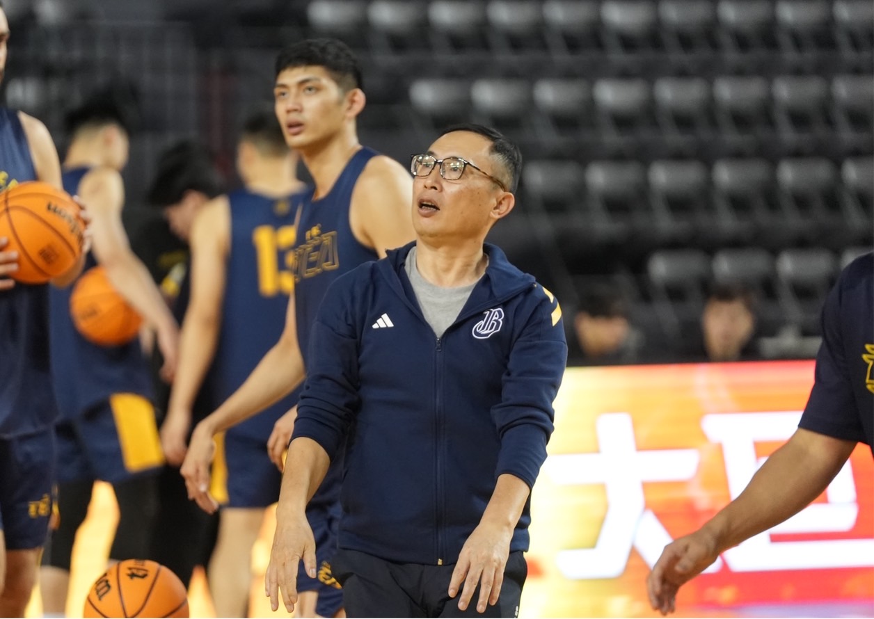 T1》花費1千萬、300名工作人員　特攻將棒球場變籃球場