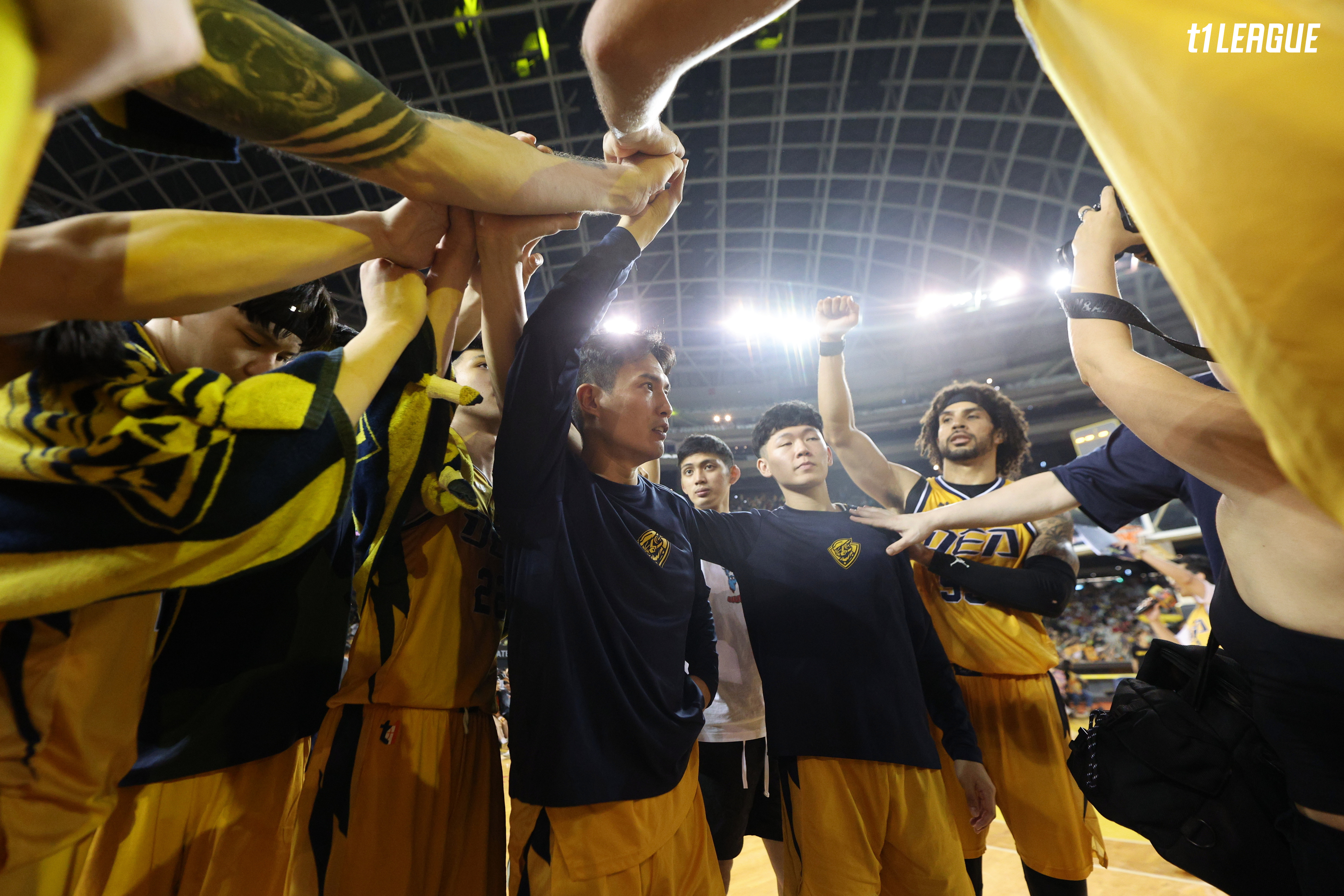 T1》有沒有偷看啦啦隊？　林韋翰不小心掃到、曾文鼎喊近視