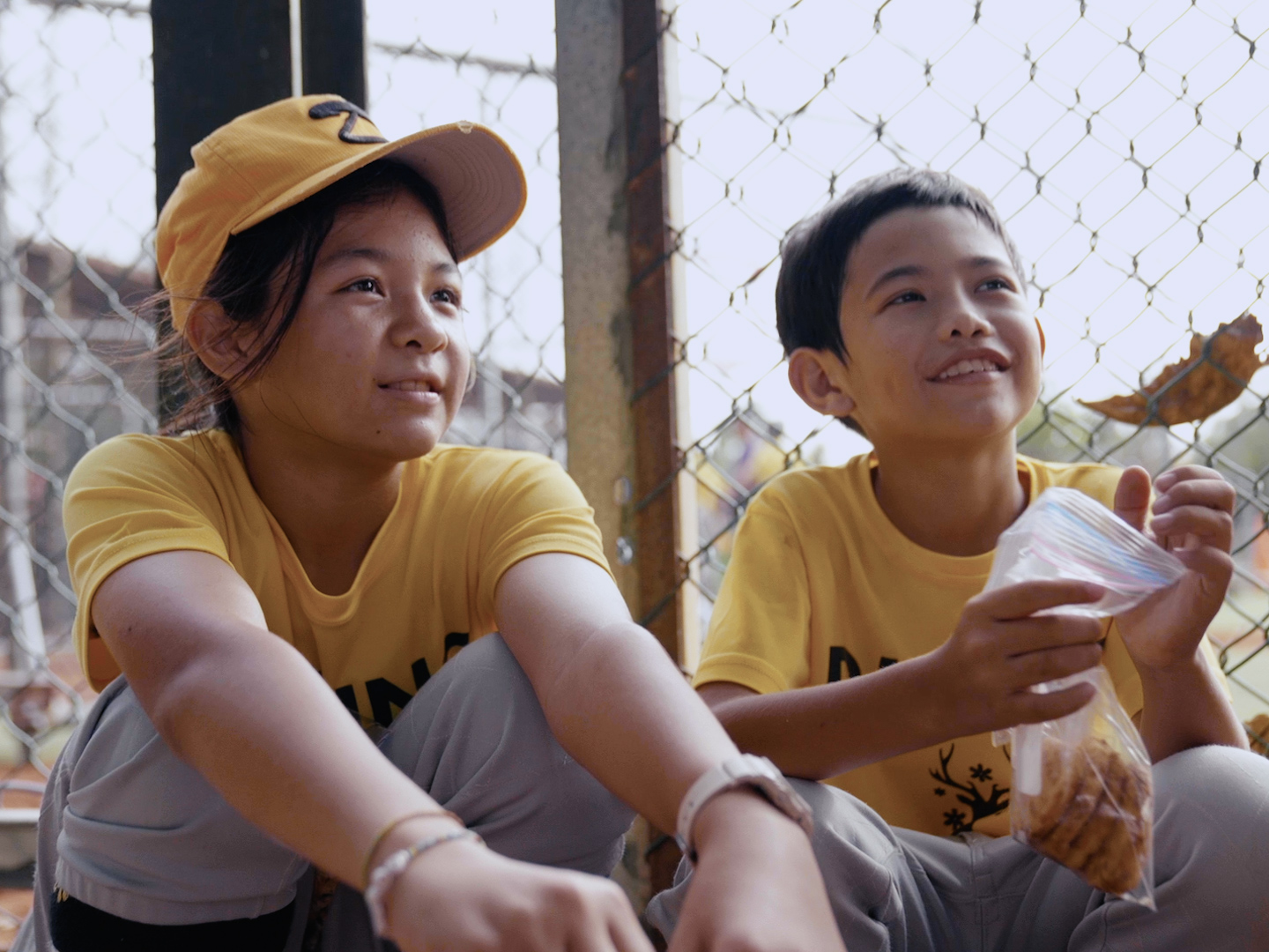 大平少棒5》混血小美女萬綠欉中一點紅   和弟弟打球就不吵架卻苦惱沒人講英文