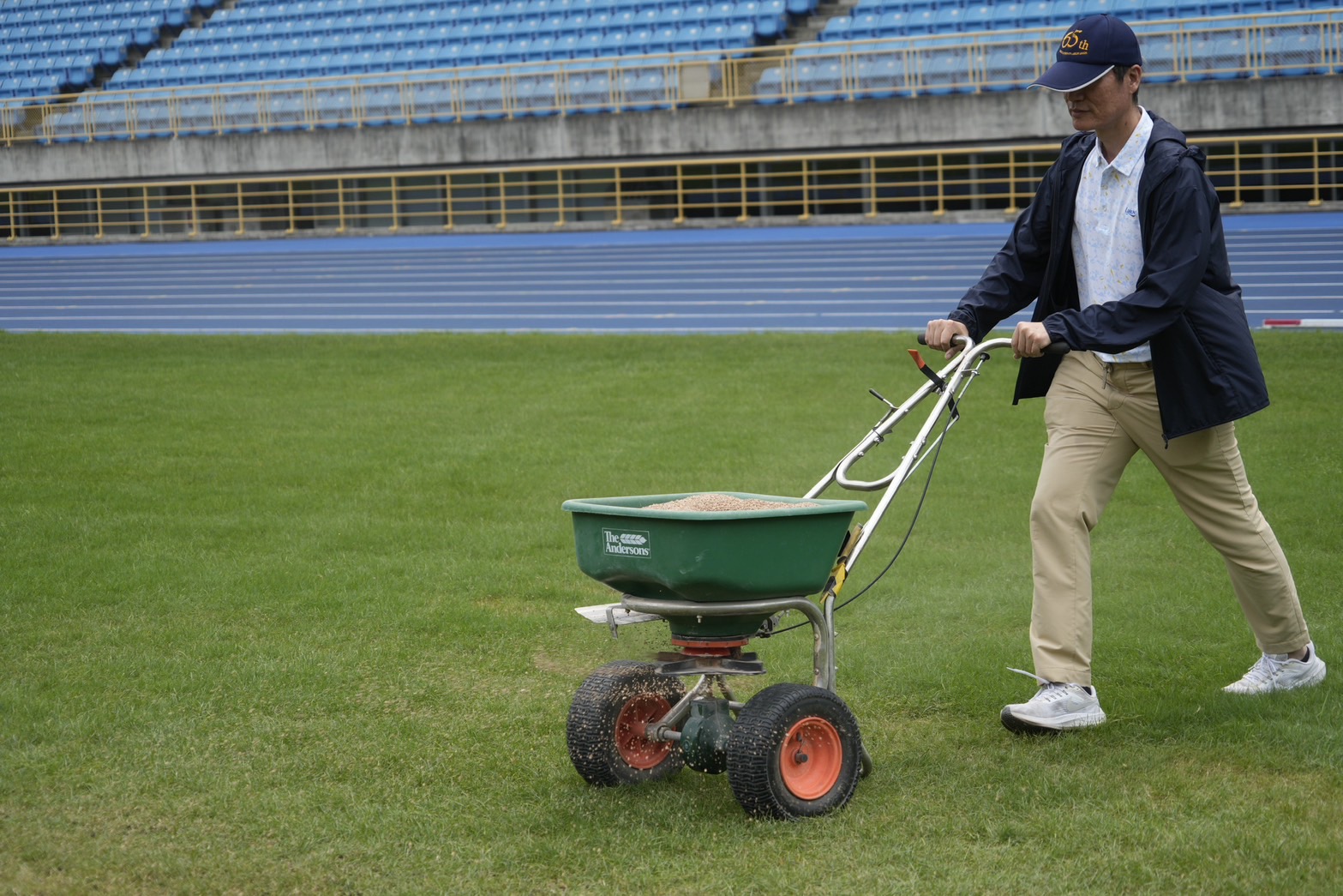 足球》迎戰阿曼養護台北田徑場草皮　中華足協、北市府合作