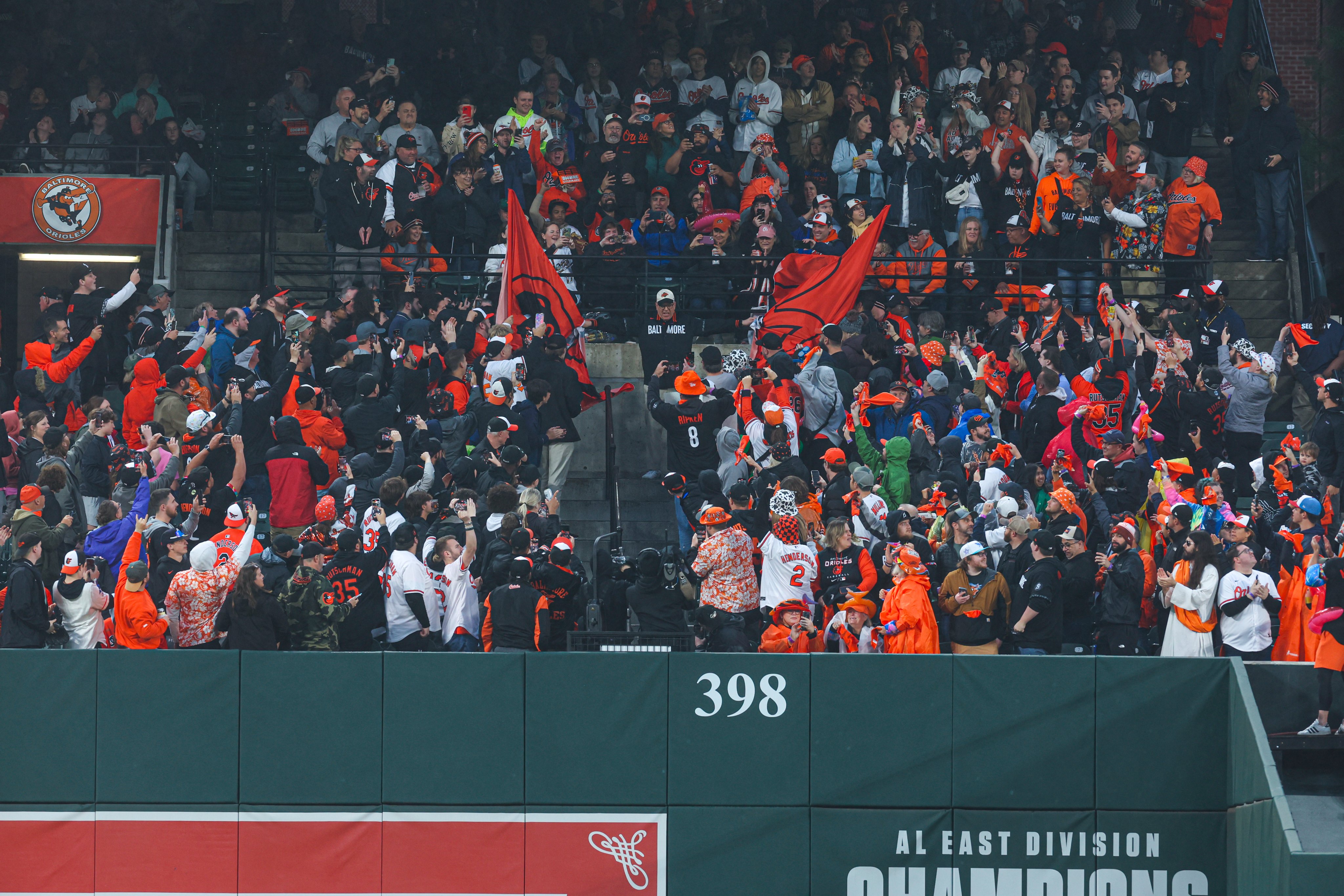 MLB》影／金鶯新老闆現身觀眾席！客串「一日灑水先生」