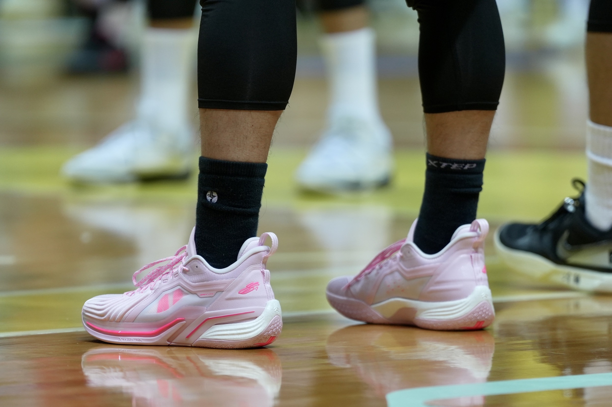 PLG》林書豪穿粉紅色鞋　「不是特別給媽媽，對不起」