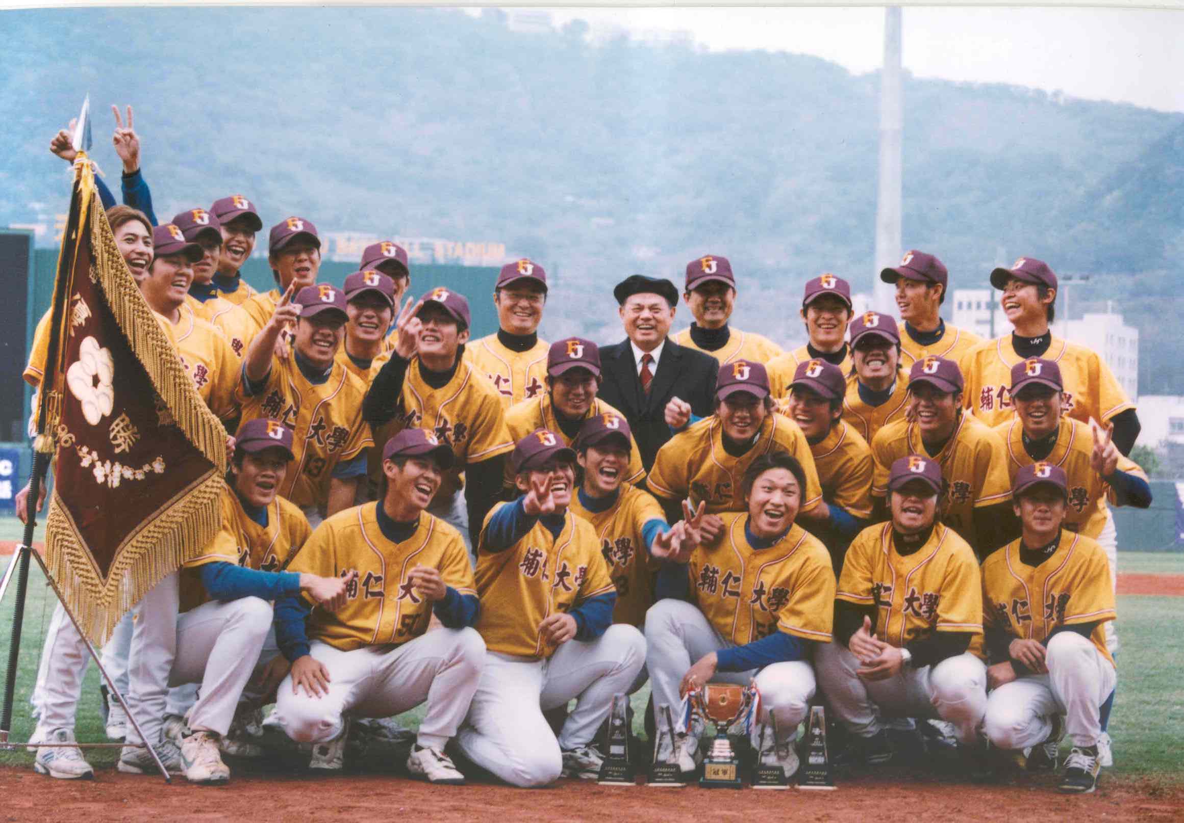 84銅棒40年》2006年亞運摘金創葉志仙教練生涯顛峰   任教輔大39年榮退學生送上大禮