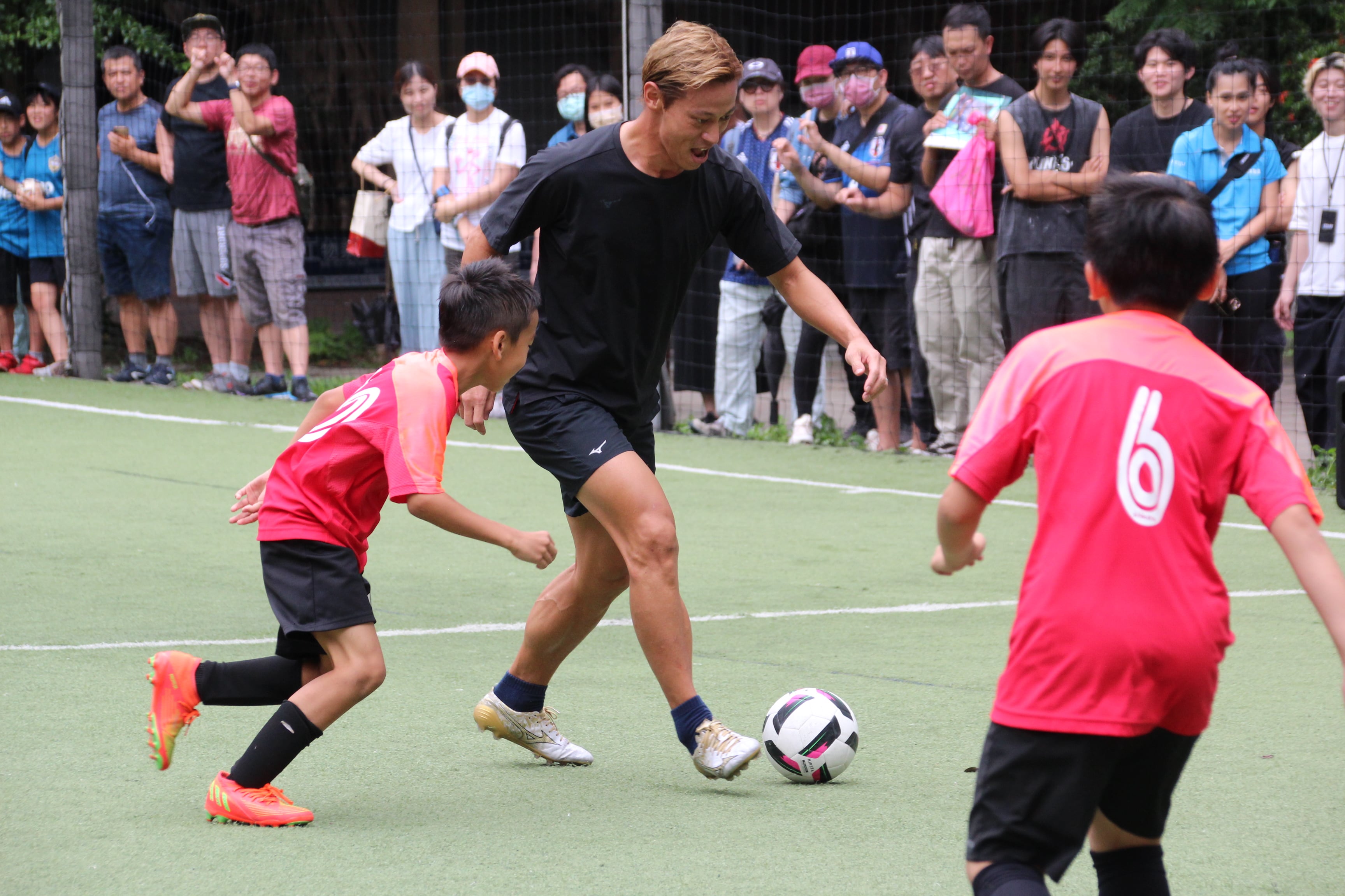 足球》日本球星本田圭佑訪台　推廣4v4兒童賽