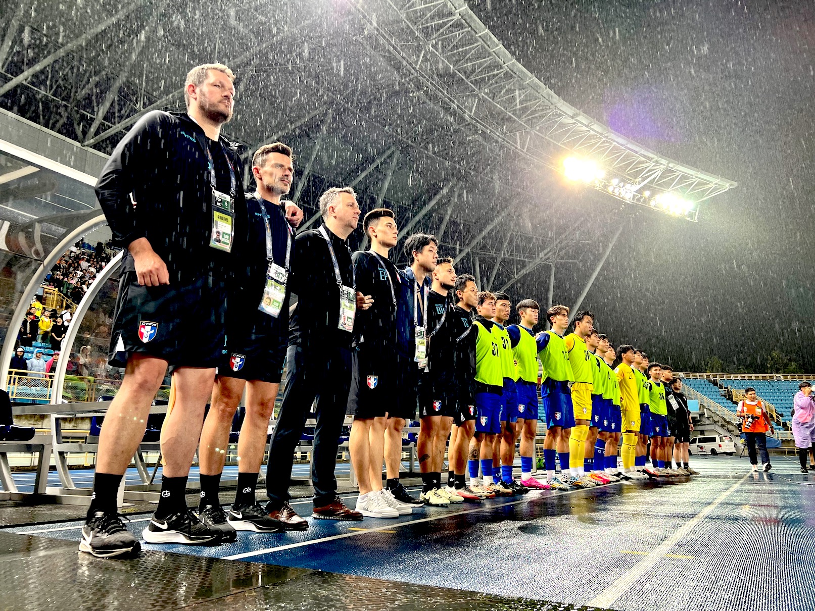 足球》台北田徑場大雨中　球迷仍熱情加油　中華0比1落後阿曼