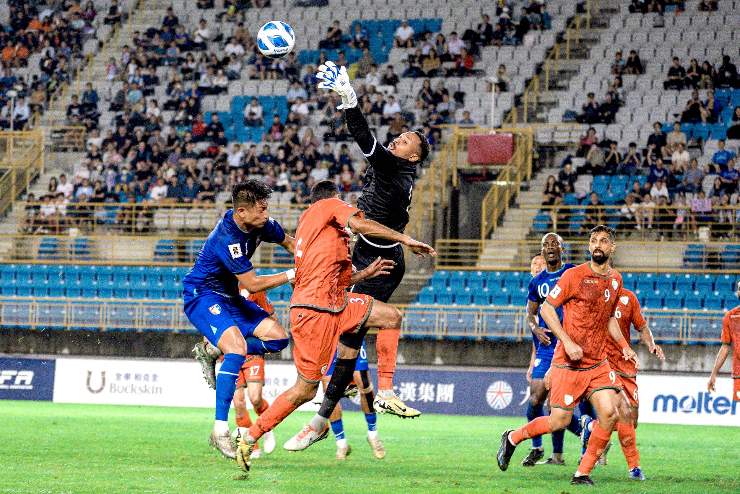 足球》台北田徑場雨勢中奮戰　中華0比3不敵阿曼　