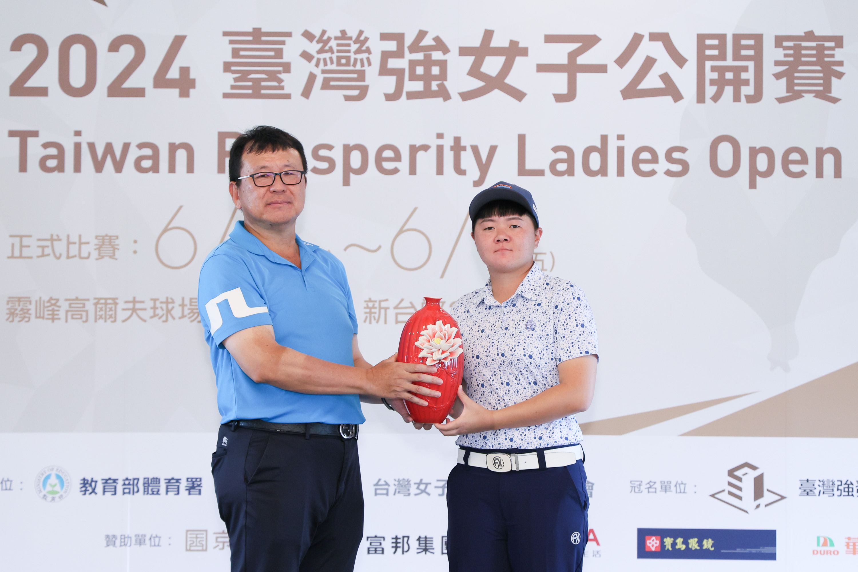 高爾夫》臺灣強女子公開賽　石澄璇笑擁法藍瓷冠軍盃