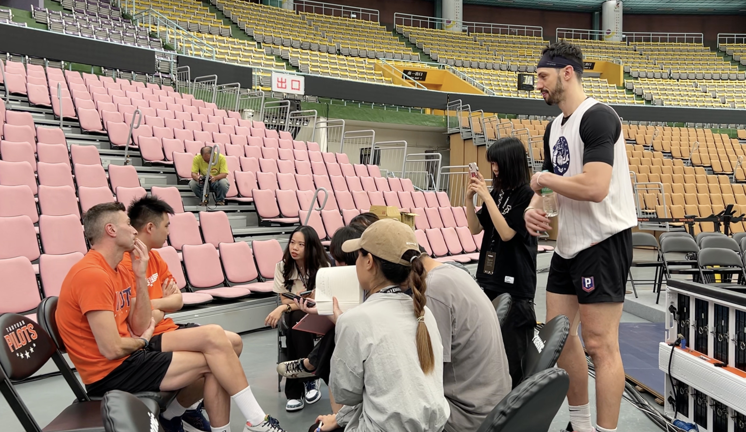 PLG總冠軍賽》沃許本亂入卡總採訪　「所以你要我明天得50分」