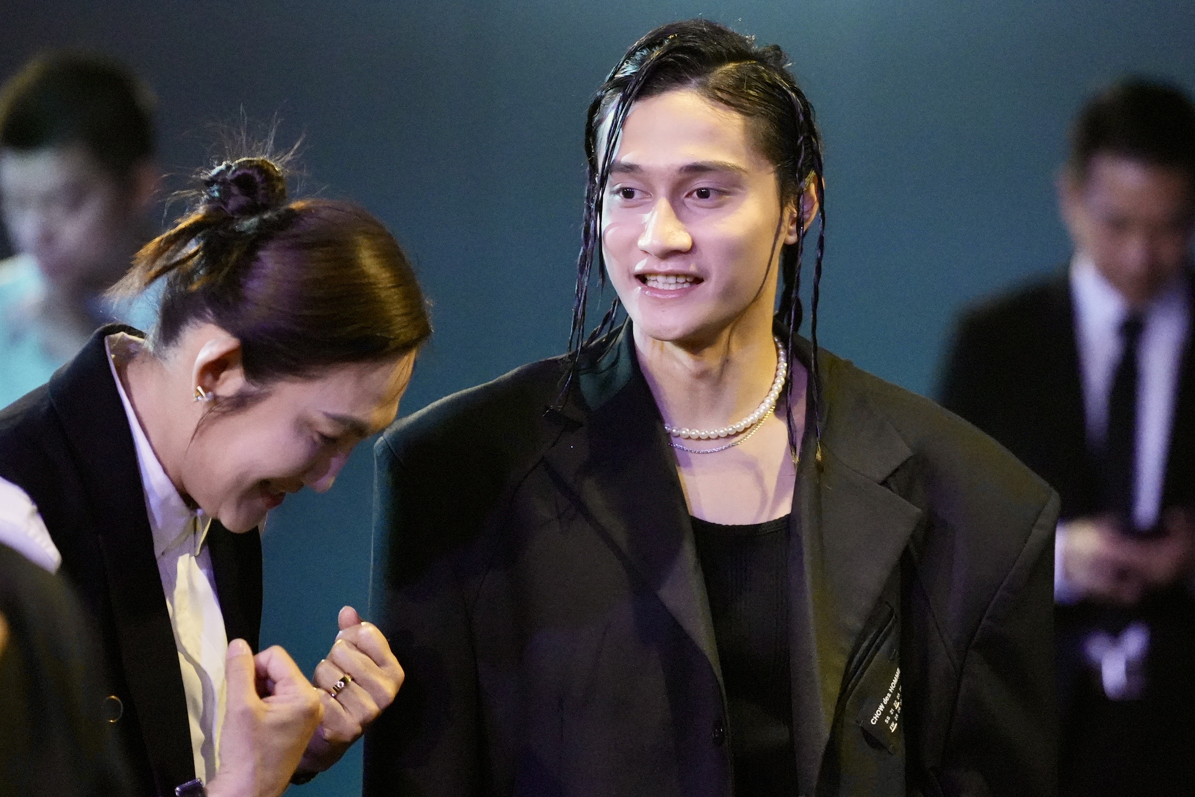 T1年度頒獎》高錦瑋辮髮　戴珍珠和純銀項鍊帥氣亮相