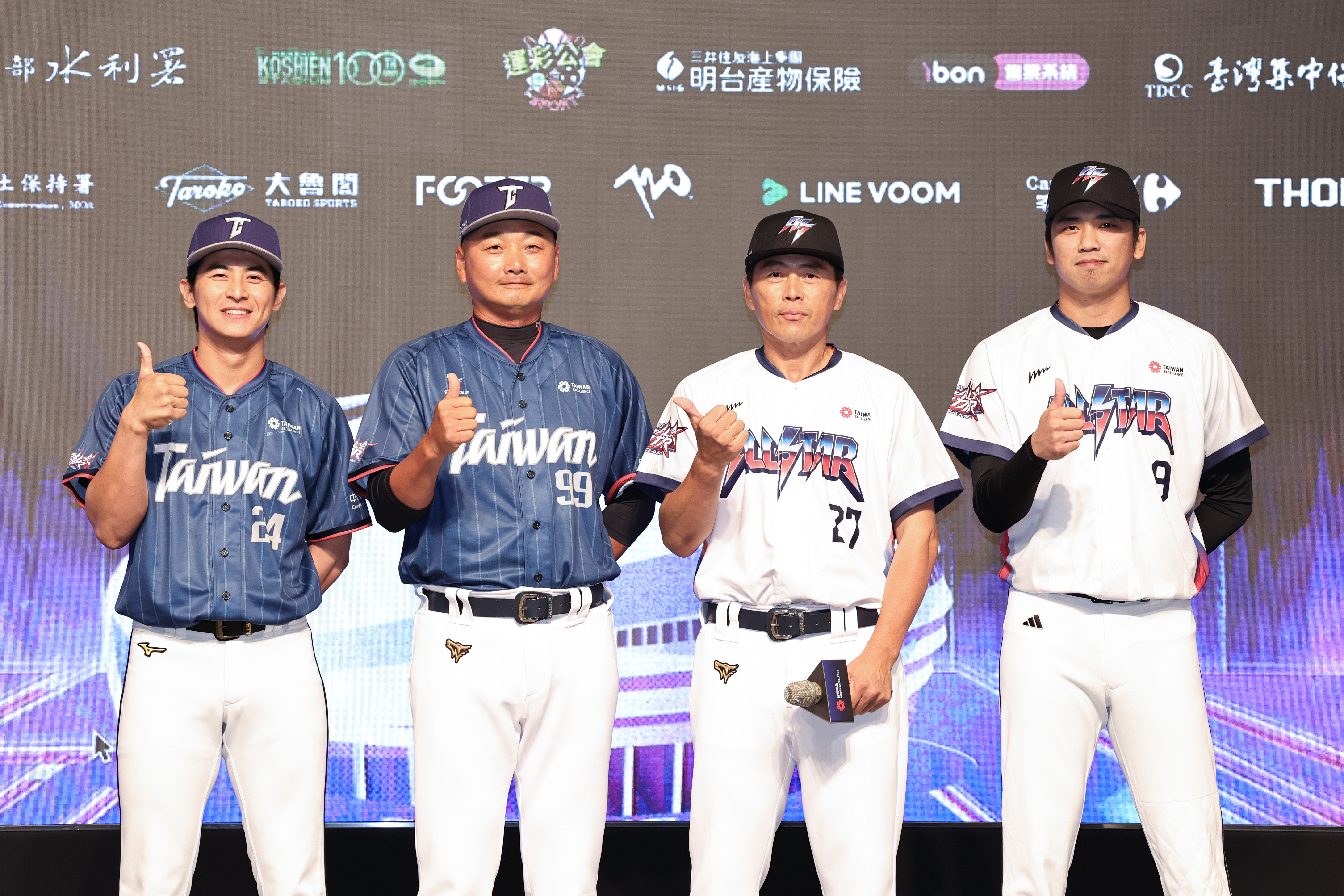 中華隊總教練曾豪駒(左2)、隊長陳傑憲(左1)、中職明星隊總教練葉君璋(右2)、「人氣王」王威晨(右)。中華職棒提供