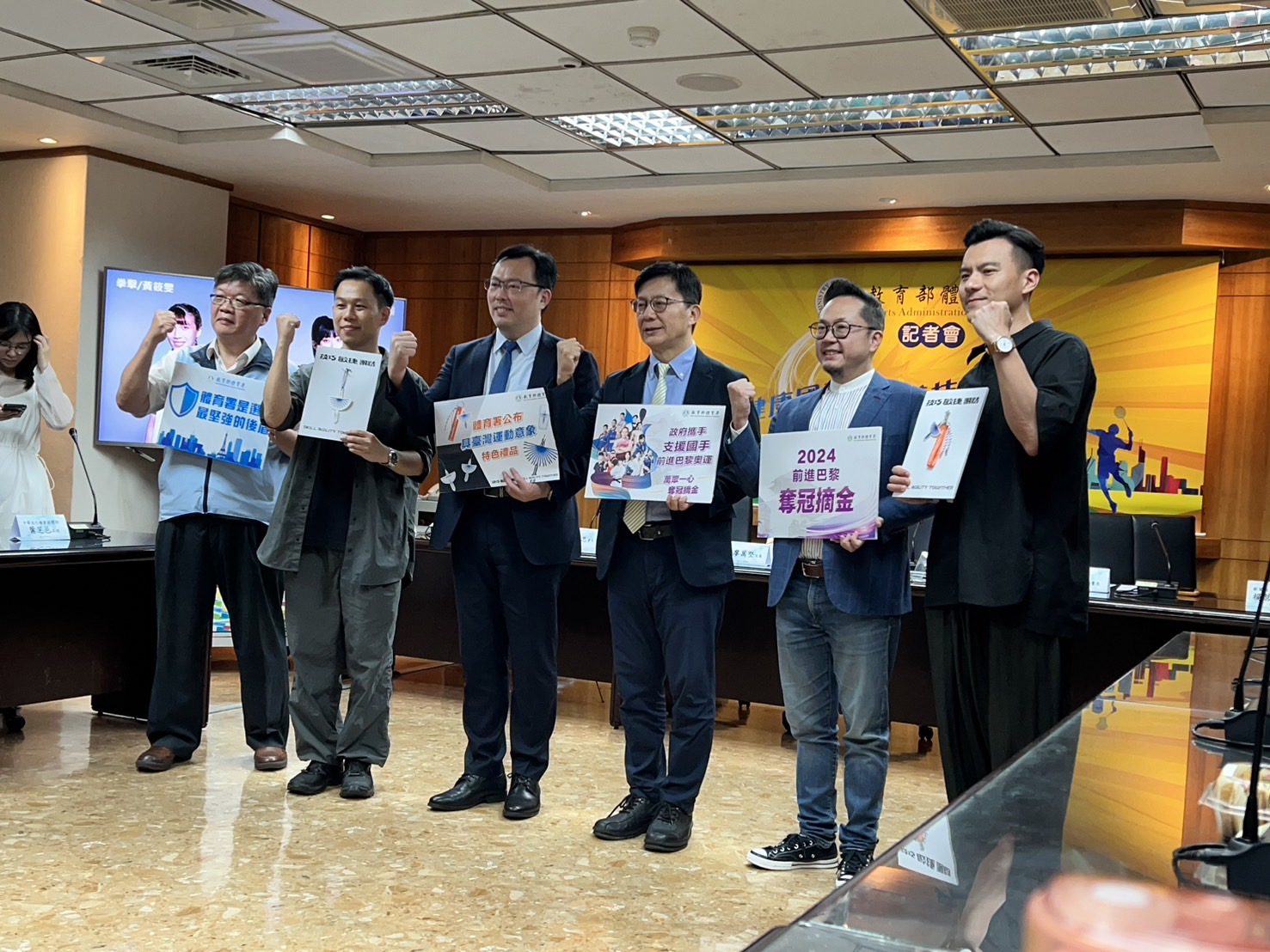 奧運》體育署與中華文化總會合作　臺灣藍鵲意象禮品首亮相