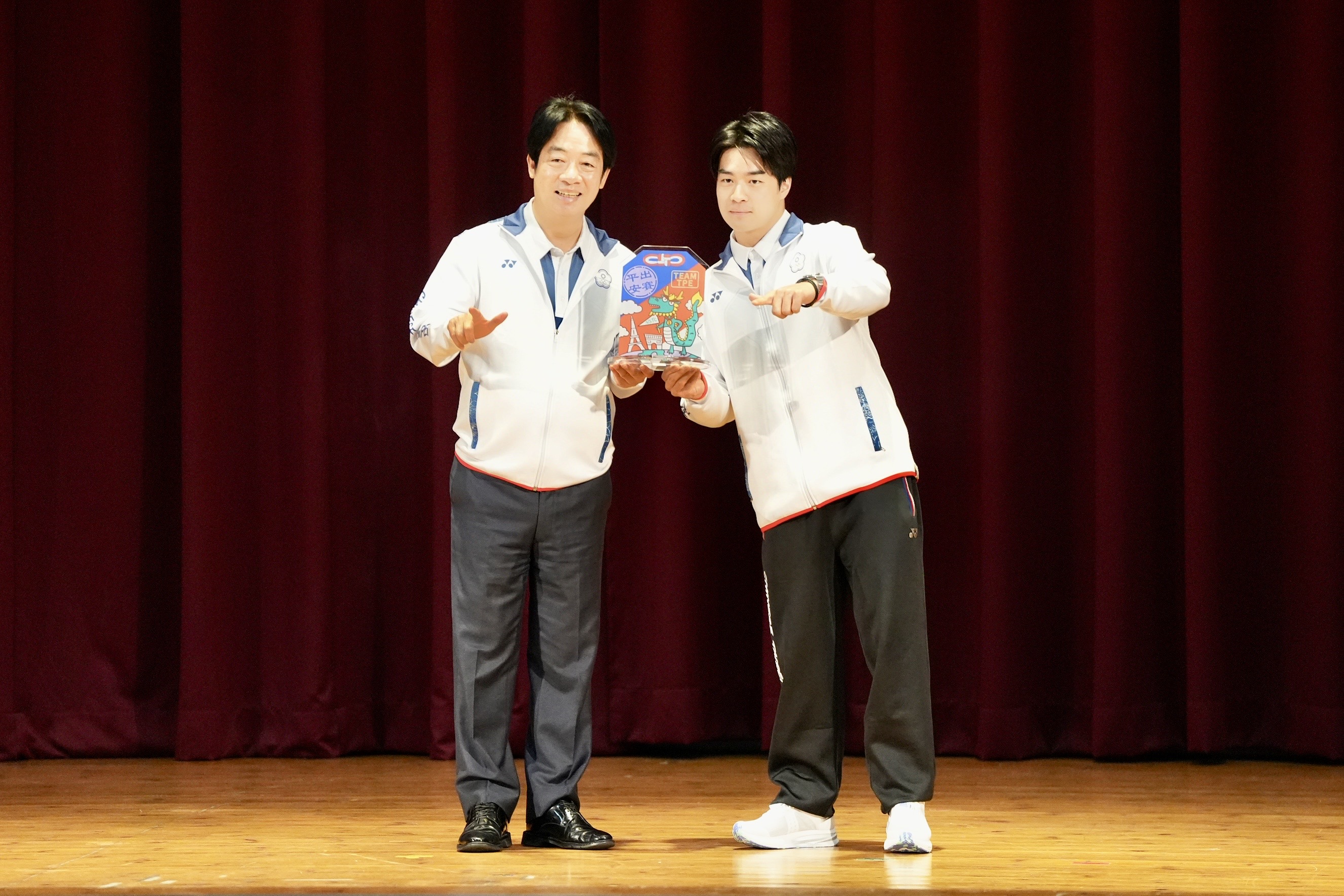 奧運》總統賴清德授旗　與選手孫振比出霹靂舞手勢