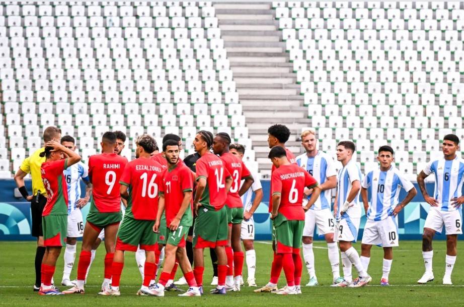 奧運》足球開踢就因球迷丟爆竹中斷2小時　阿根廷補時進球不算爆冷敗給摩洛哥