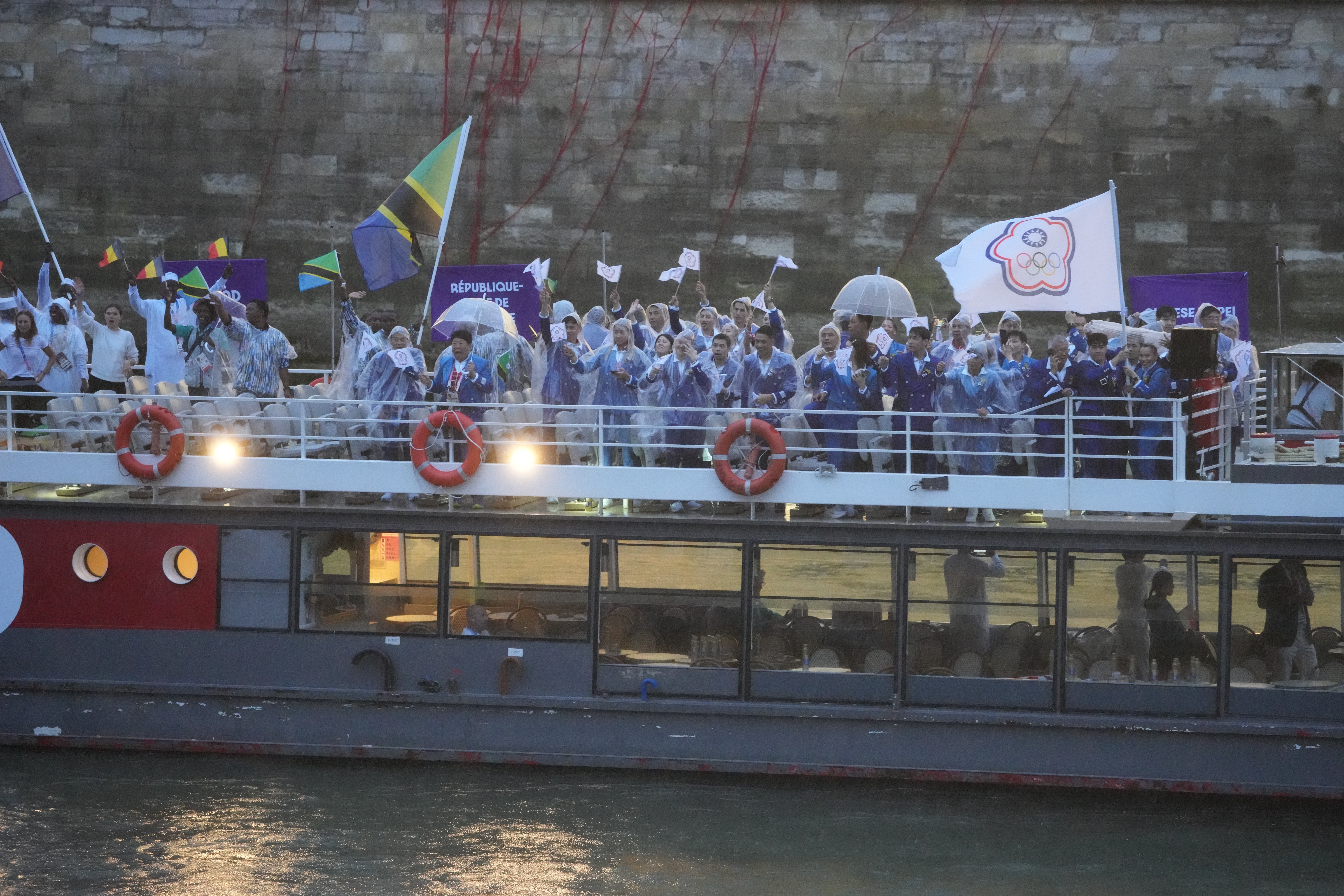 奧運》中華隊來了！大雨中登場　戴資穎、孫振掌旗領39名選手進場