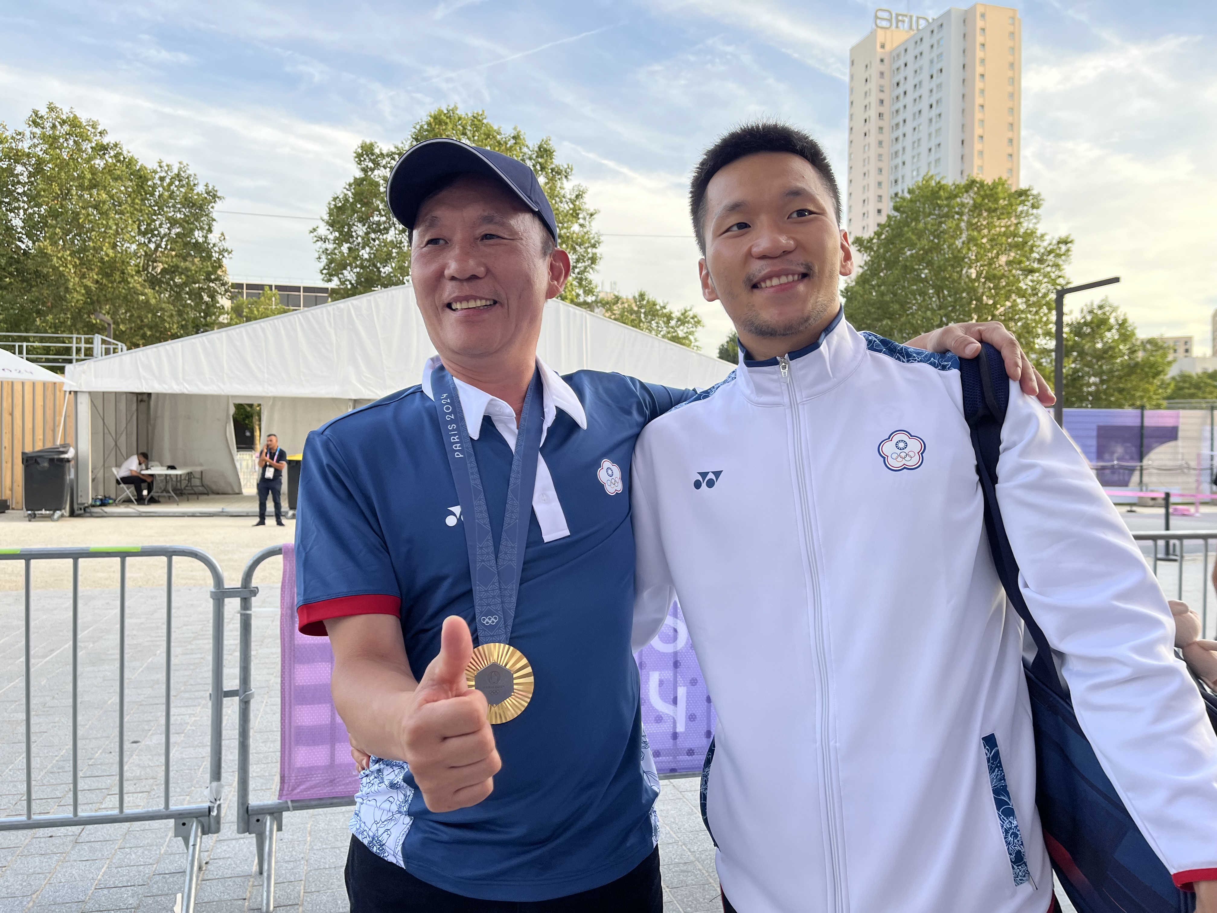 奧運》關帝廟祈福、親為兒子球拍穿線　李洋嚴父跨海見證歷史