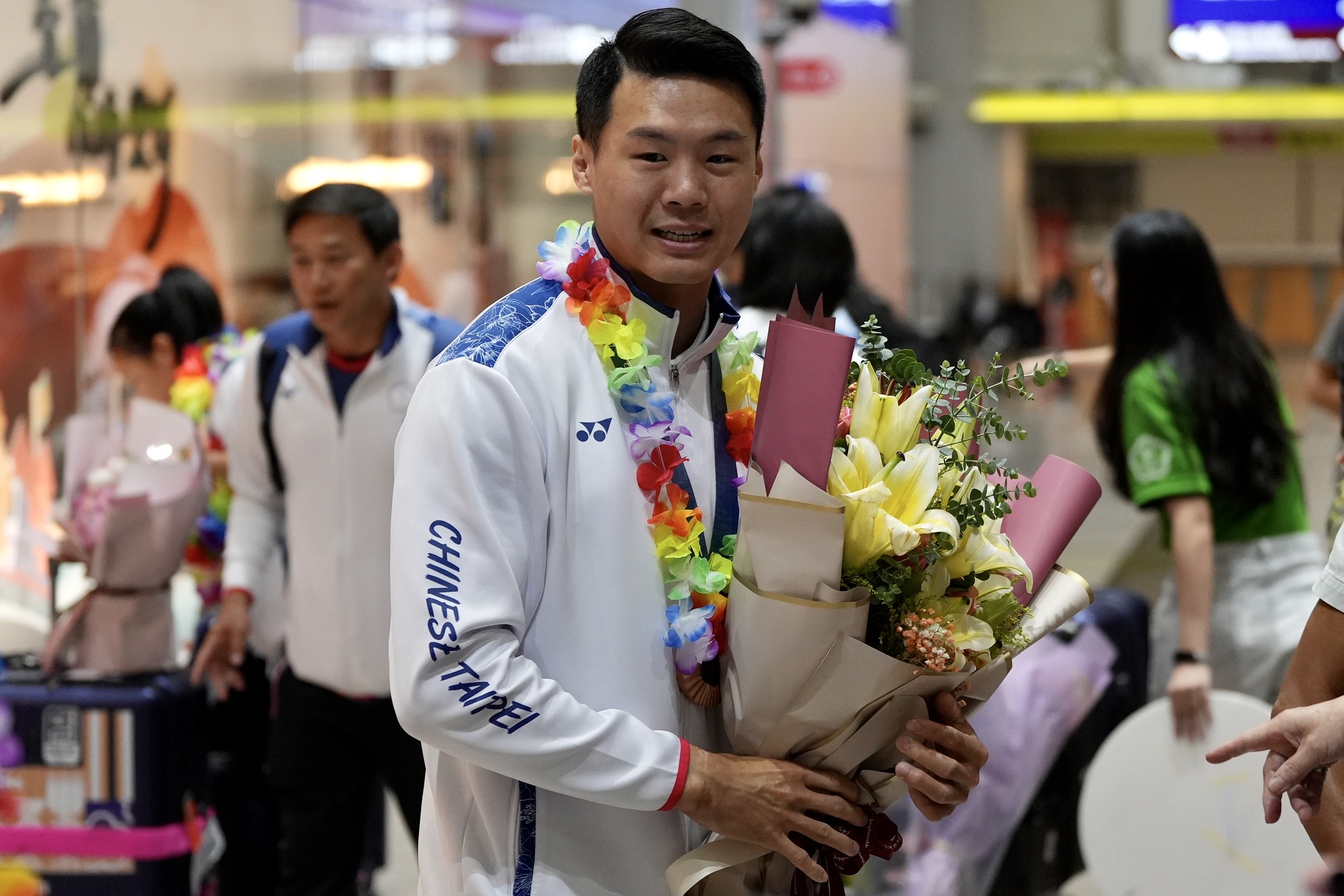 奧運選手返國》唐嘉鴻開口：「大家好我是貓王」　現場掌聲加尖叫　