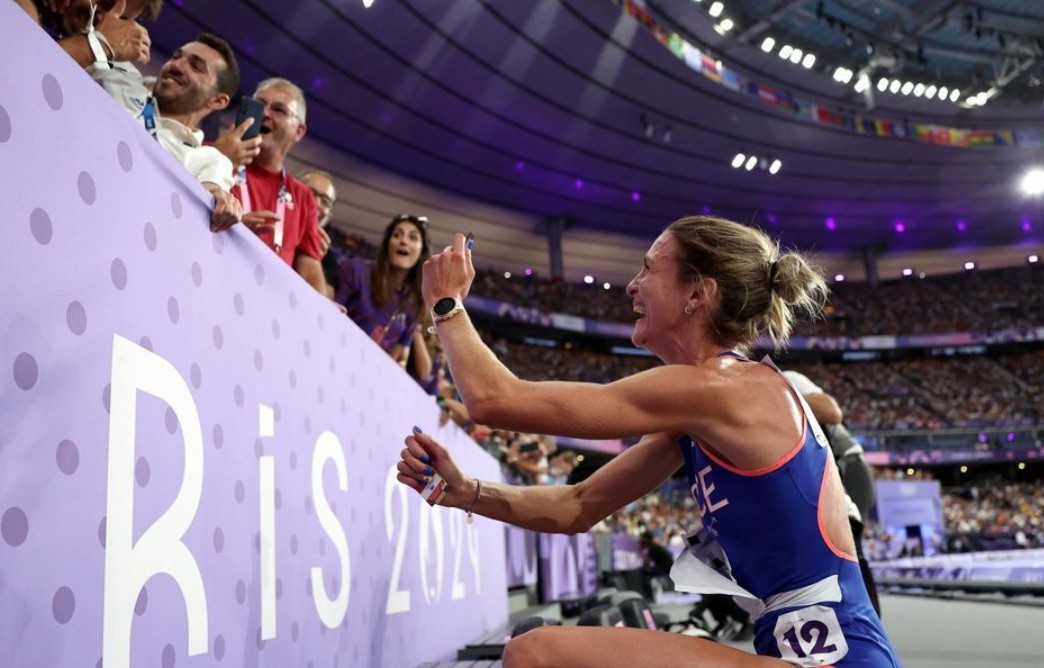 奧運》巴黎不愧為浪漫之都！　法國田徑女將破紀錄向男友下跪求婚