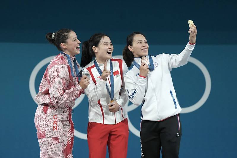 奧運》加拿大選手獻上溫暖擁抱　郭婞淳頒獎時激動落淚