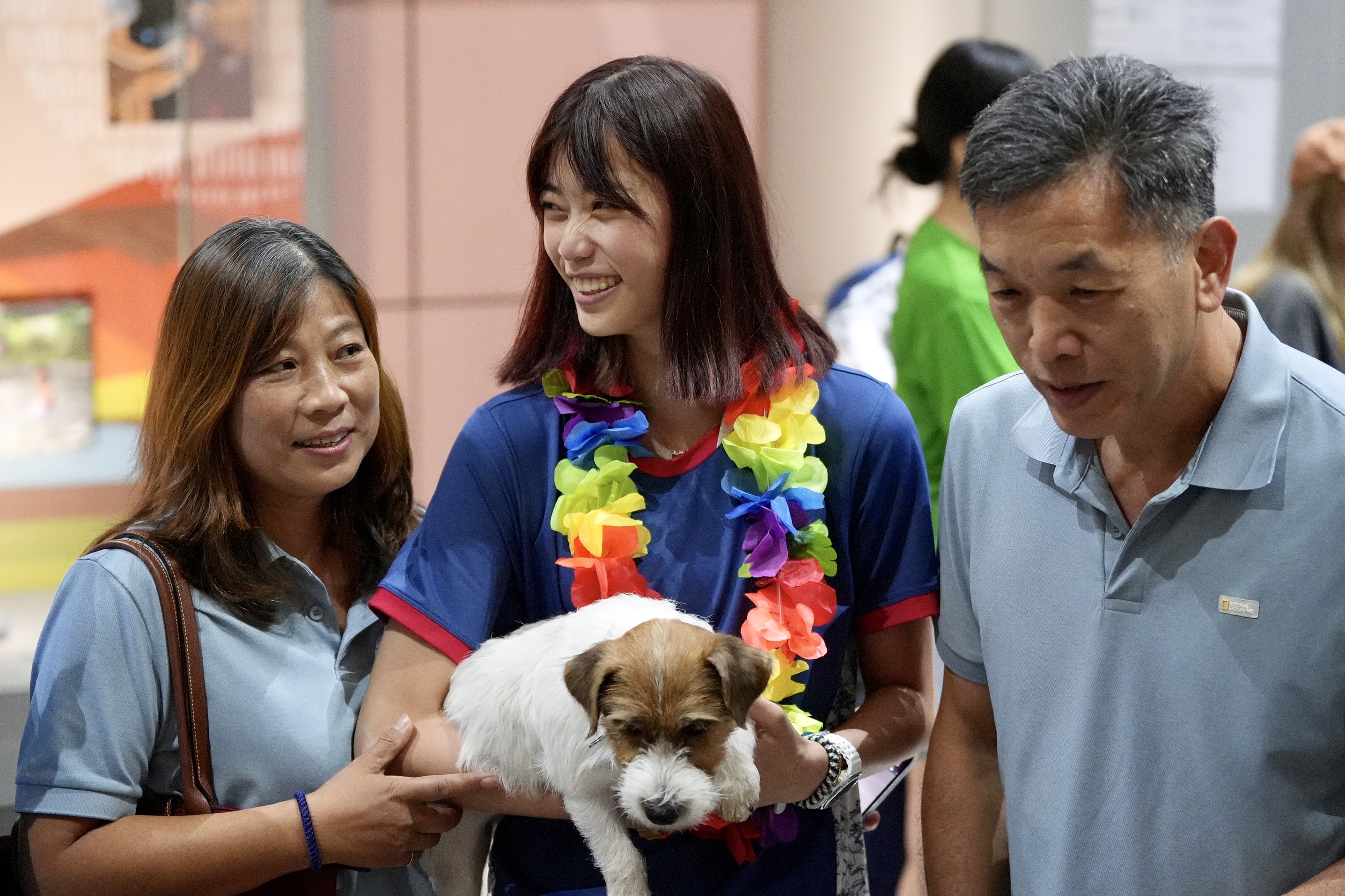 奧運選手返國》羅嘉翎抱狗合影　加油時狗也喊聲「汪汪」