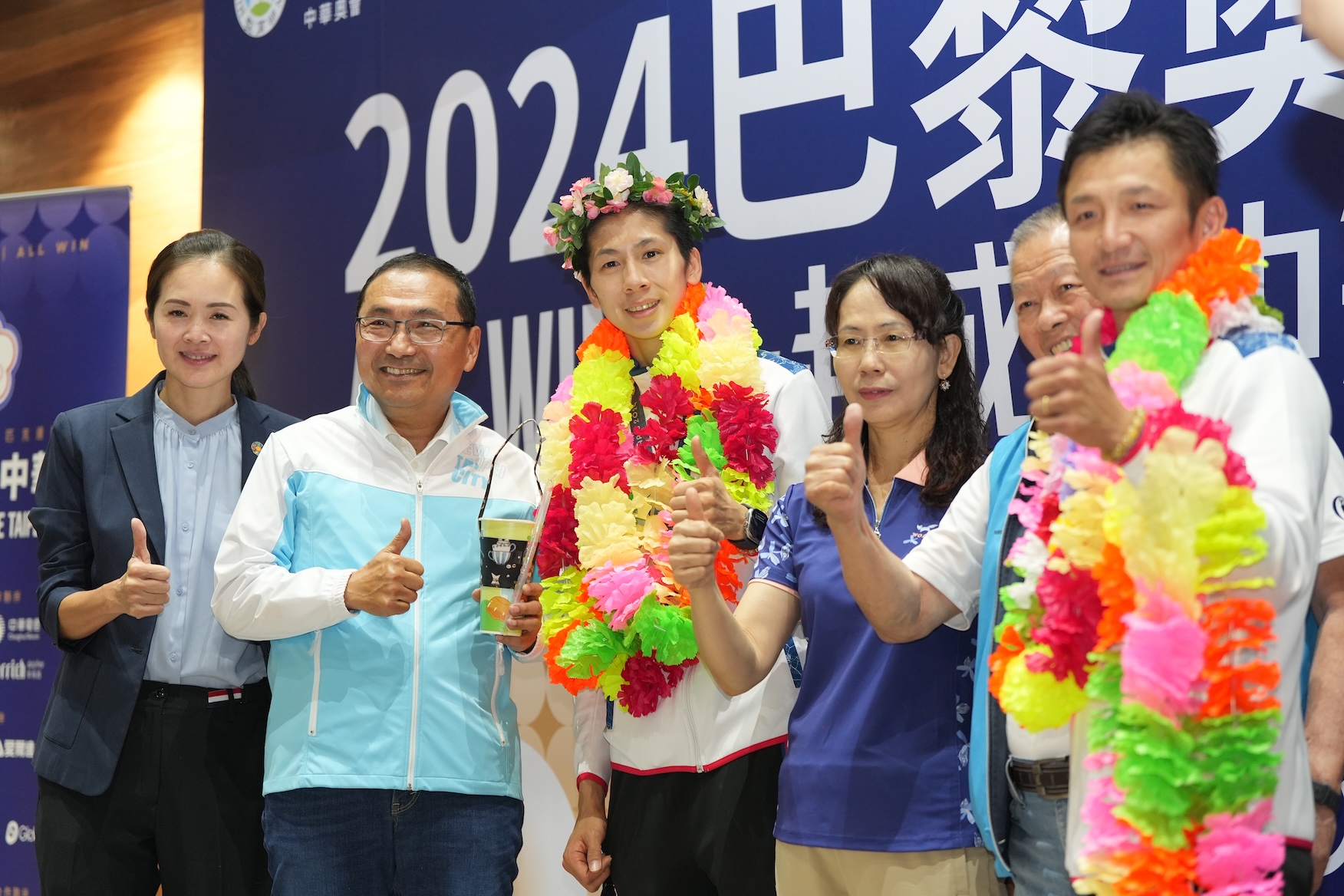 奧運選手返國》拳擊金牌林郁婷母親接機　為女兒掛上花圈