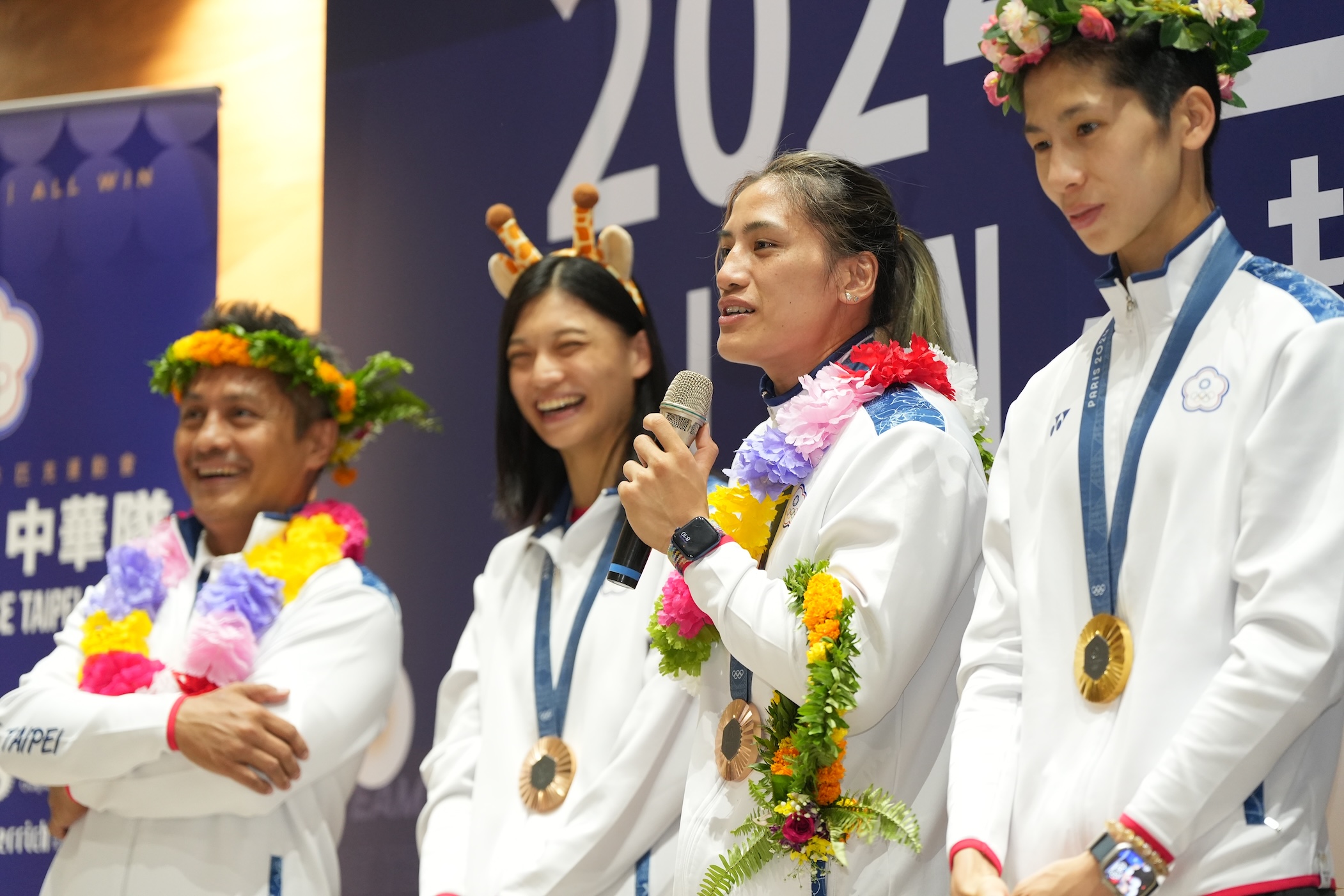 奧運國手返國》接機大廳歡呼　陳念琴如指揮家控場：「好～停！」