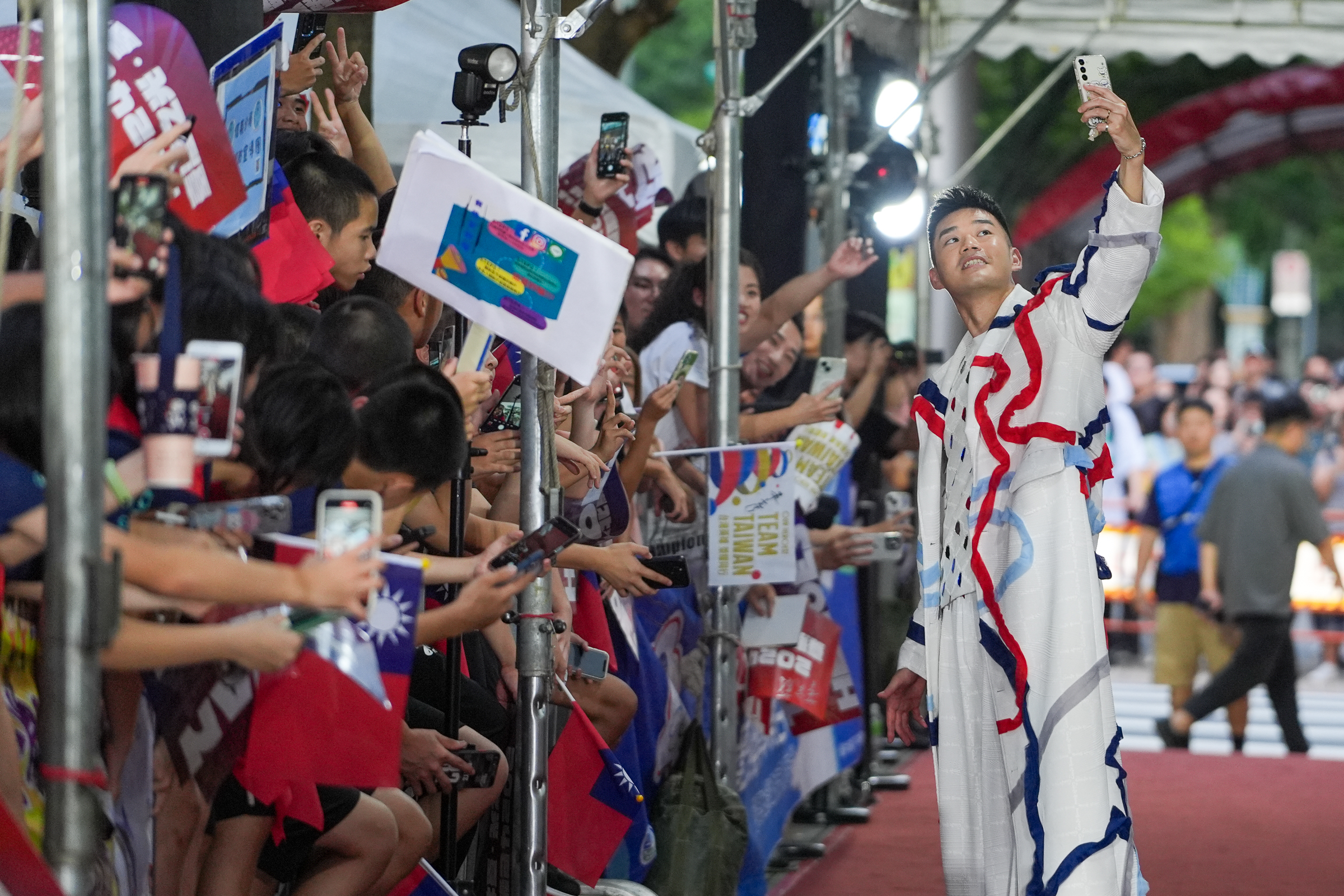 奧運》選手換上時裝　王齊麟、唐嘉鴻驚豔全場