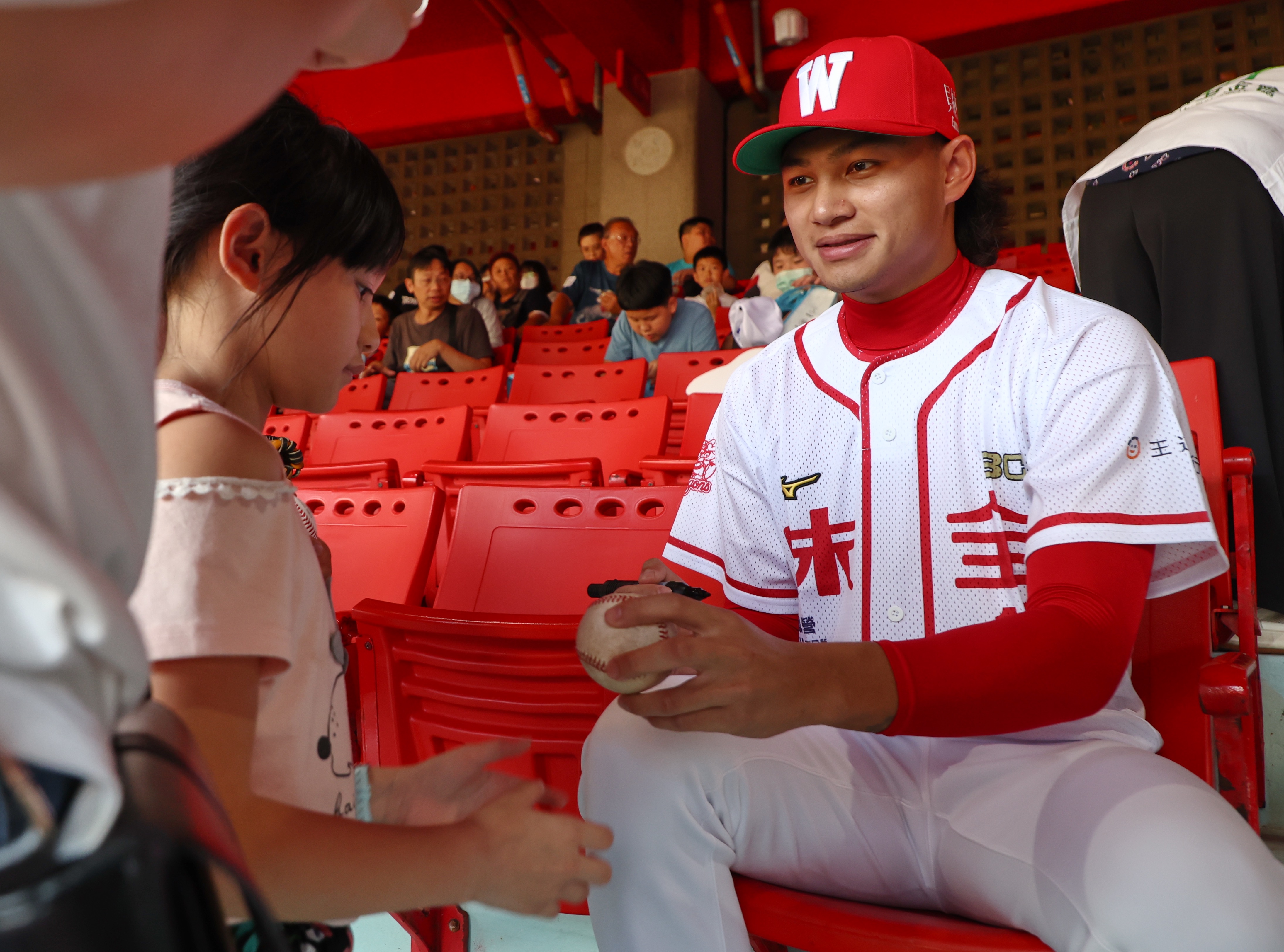 日職》福岡是台灣人最愛景點之一　軟銀鷹一鼓作氣簽徐若熙、啦啦隊選進台灣女孩